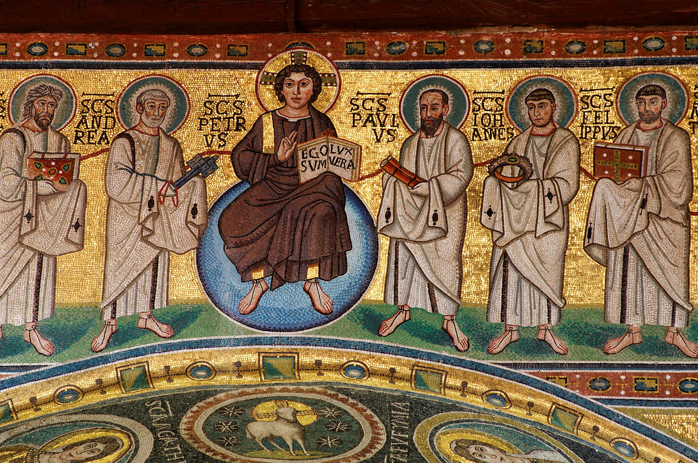 Mosaik der viser religiøse figurer med skriftruller og bøger, omgivet af gylden baggrund. (AI-genereret tekst)