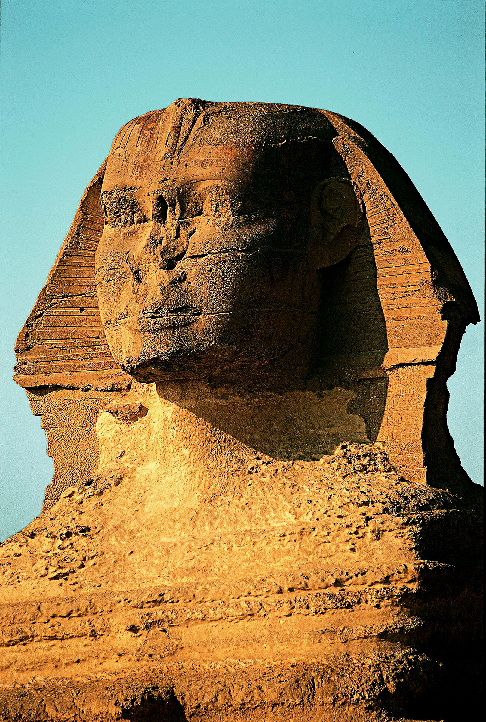 En stenstatue af sfinxens hoved i Giza. (AI-genereret tekst)