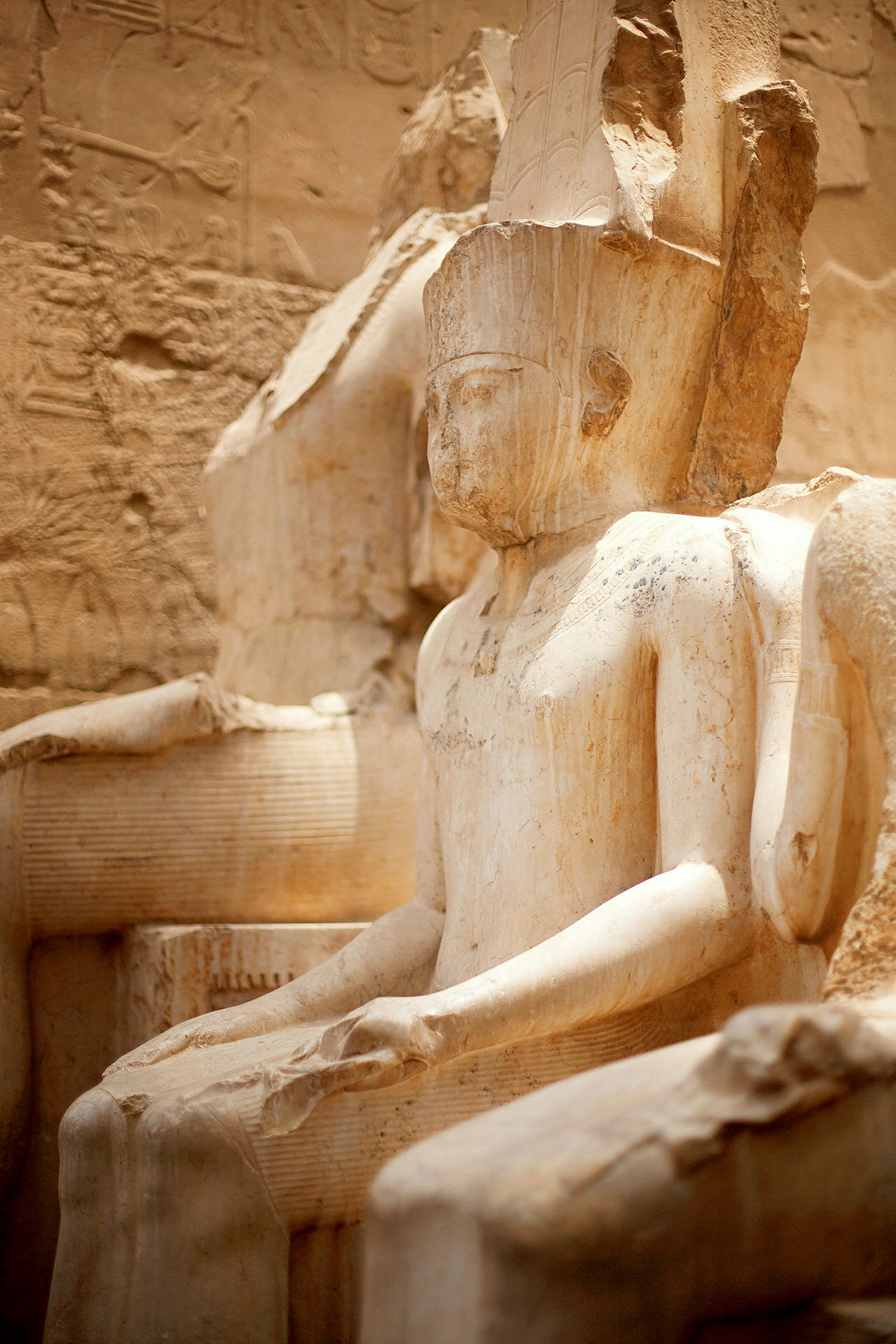 En gammel egyptisk statue af en siddende person. (AI-genereret tekst)