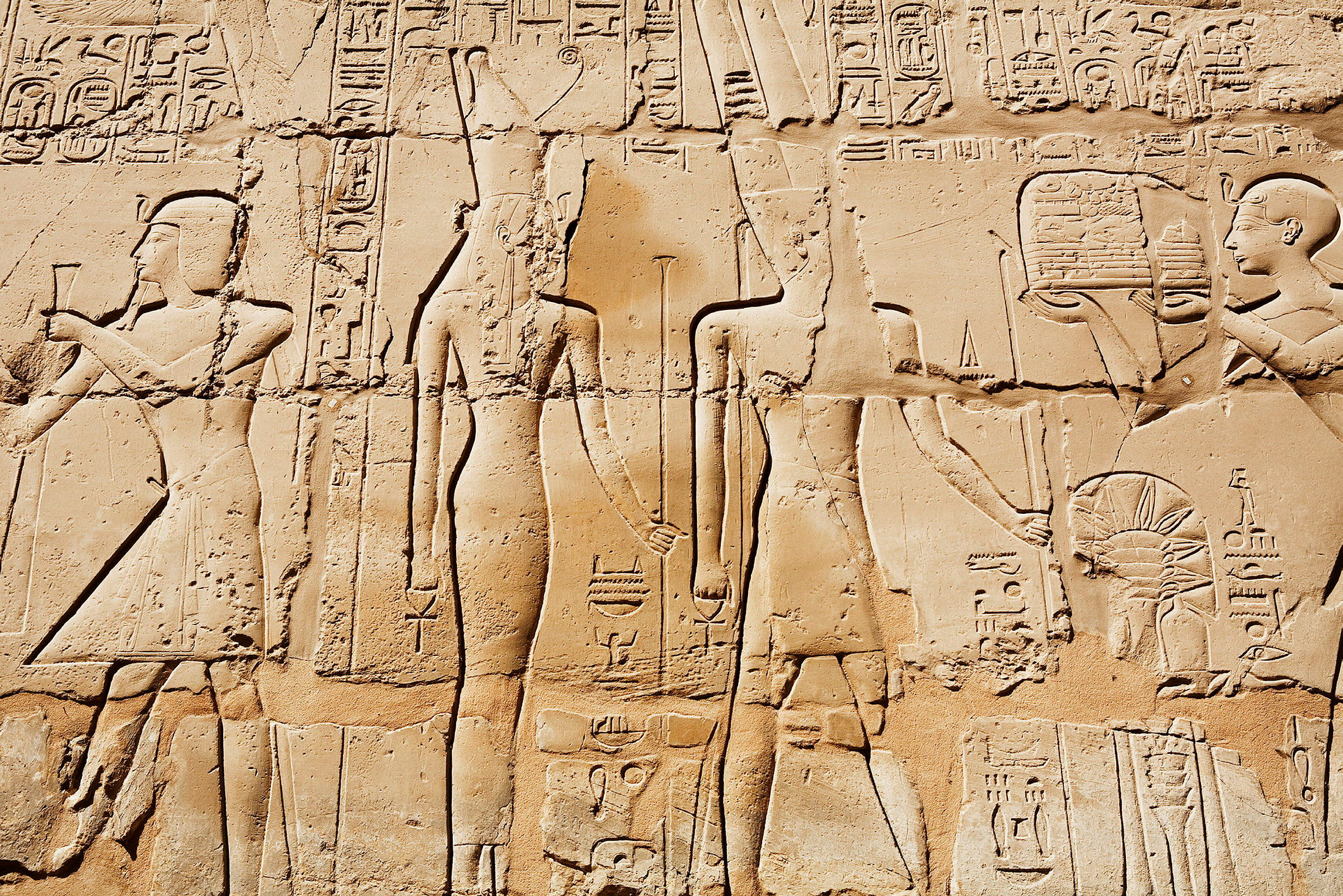 Væg med detaljerede antikke egyptiske hieroglyffer og relieffer. (AI-genereret tekst)