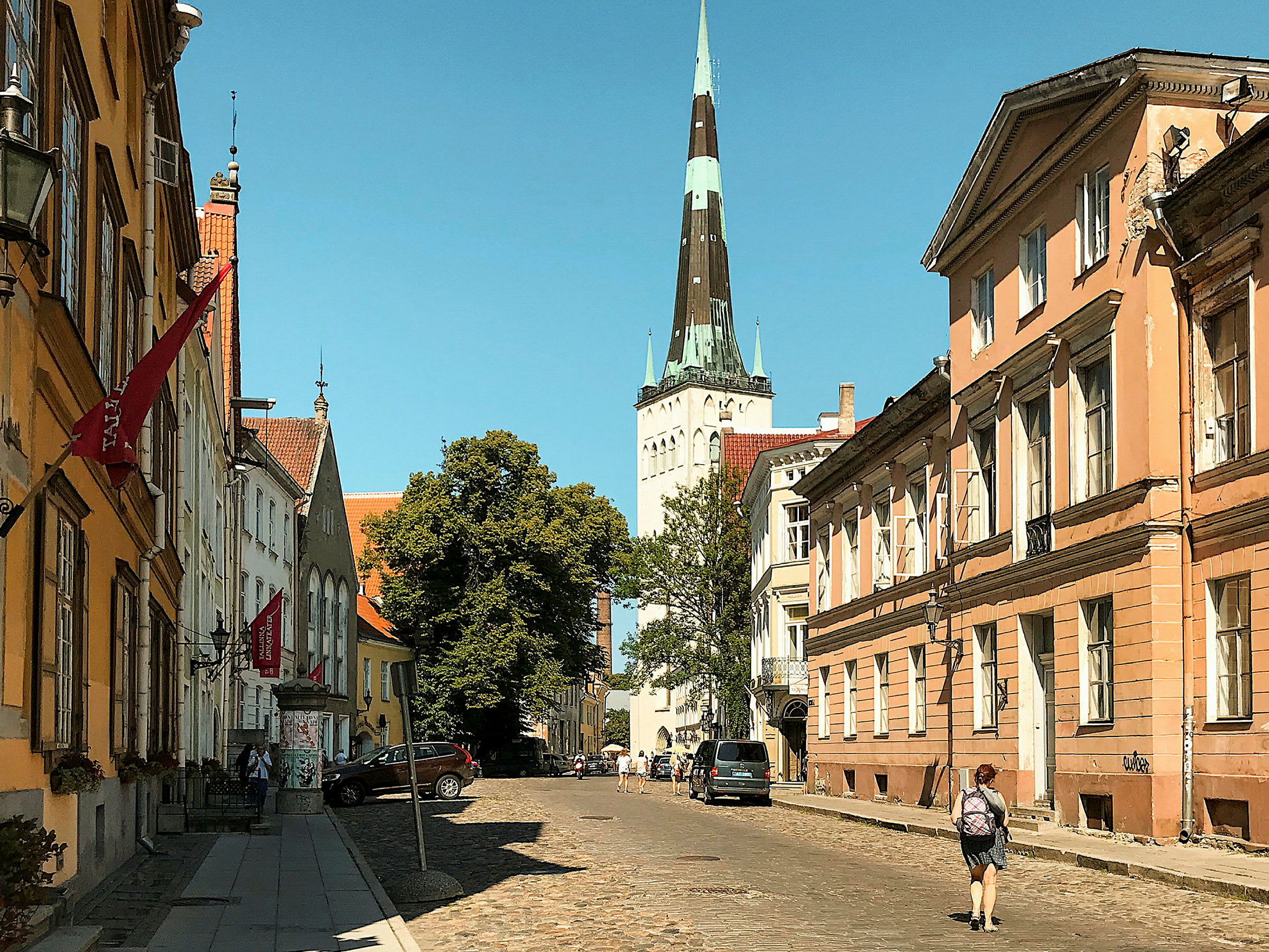 En bygade med gamle bygninger og et kirketårn i baggrunden. (AI-genereret tekst)