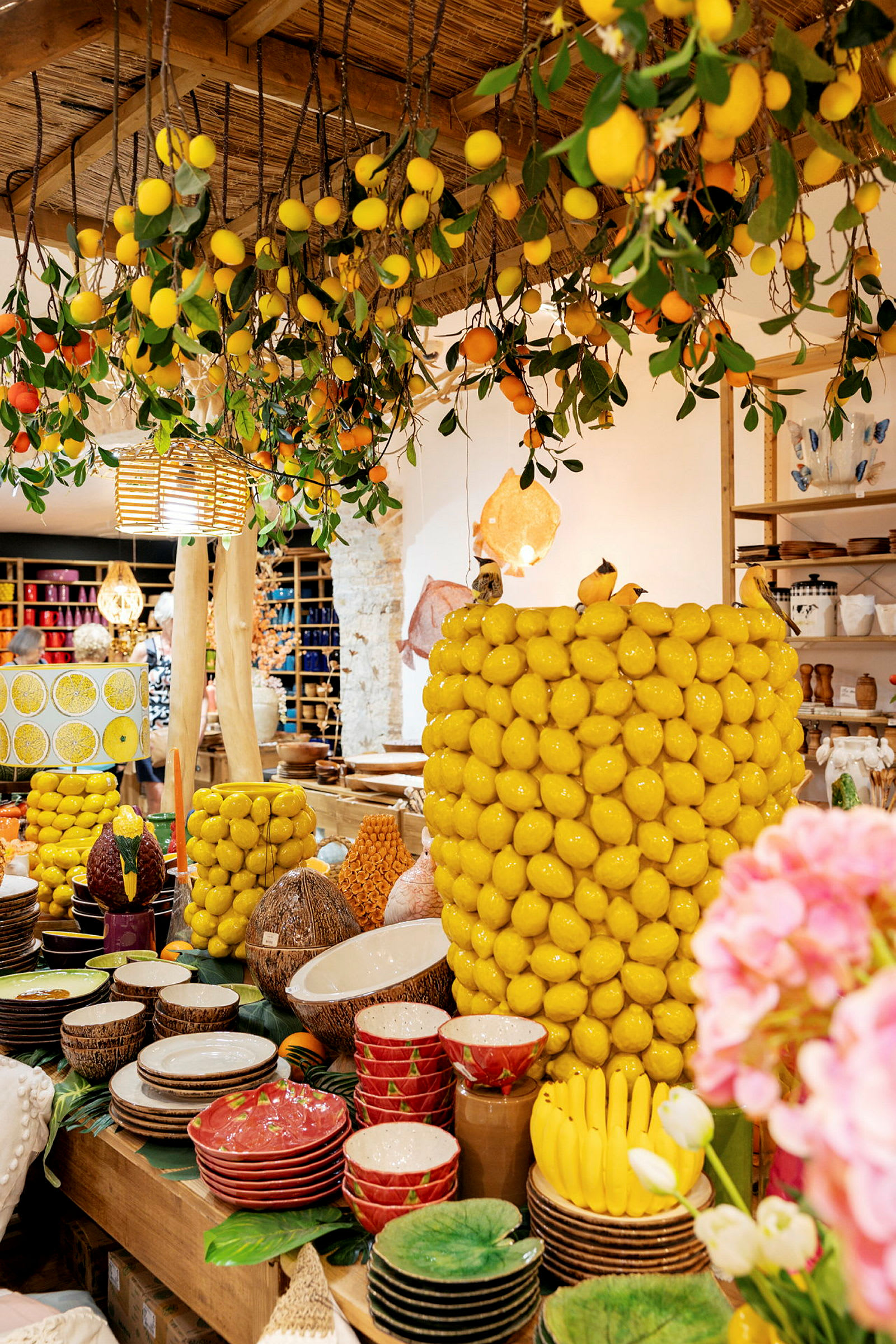 Keramik og dekorative genstande i en butik med citron-tema dekorationer. (AI-genereret tekst)