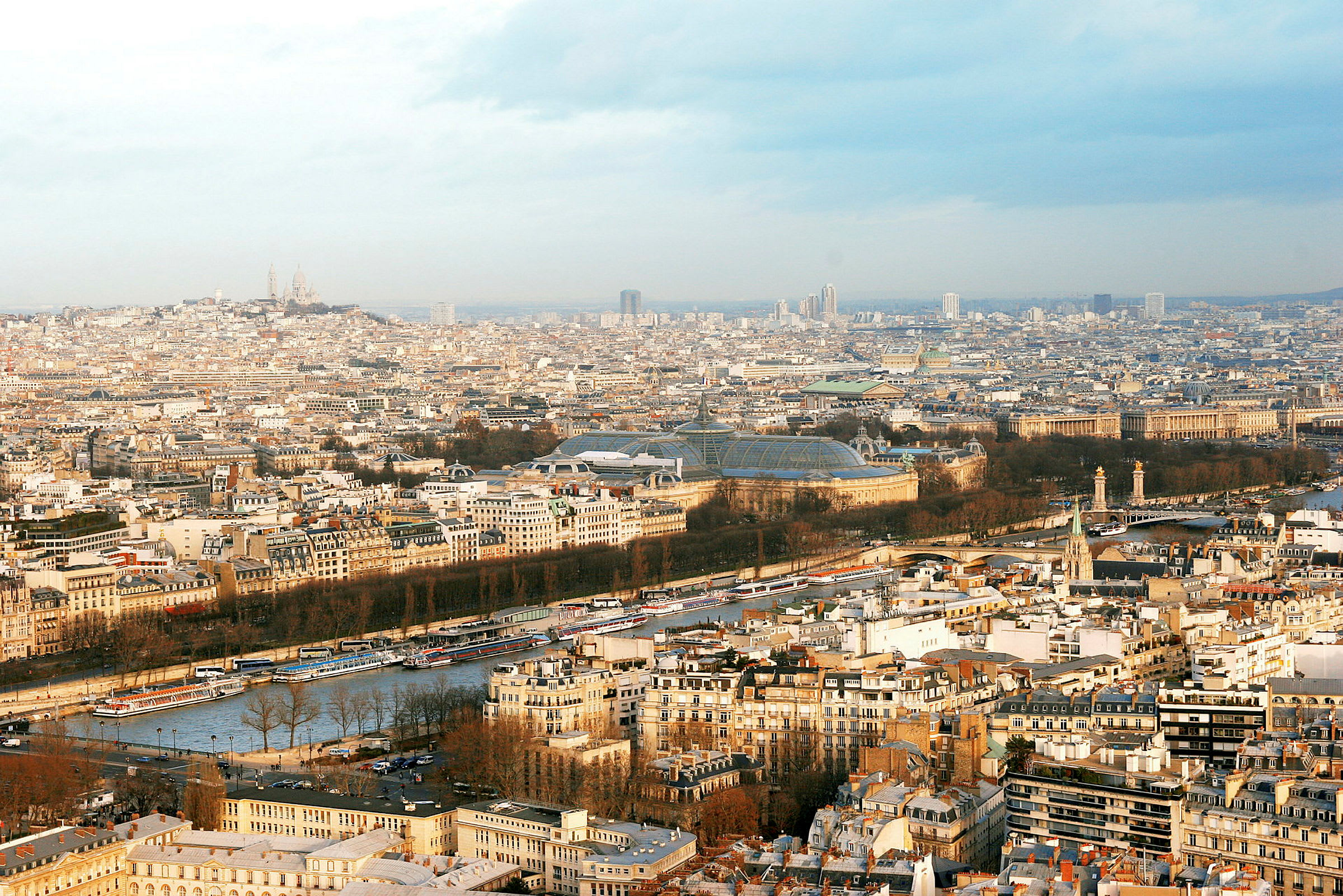 Bybillede med udsigt over Paris, floden Seine og bygninger i forgrunden. (AI-genereret tekst)
