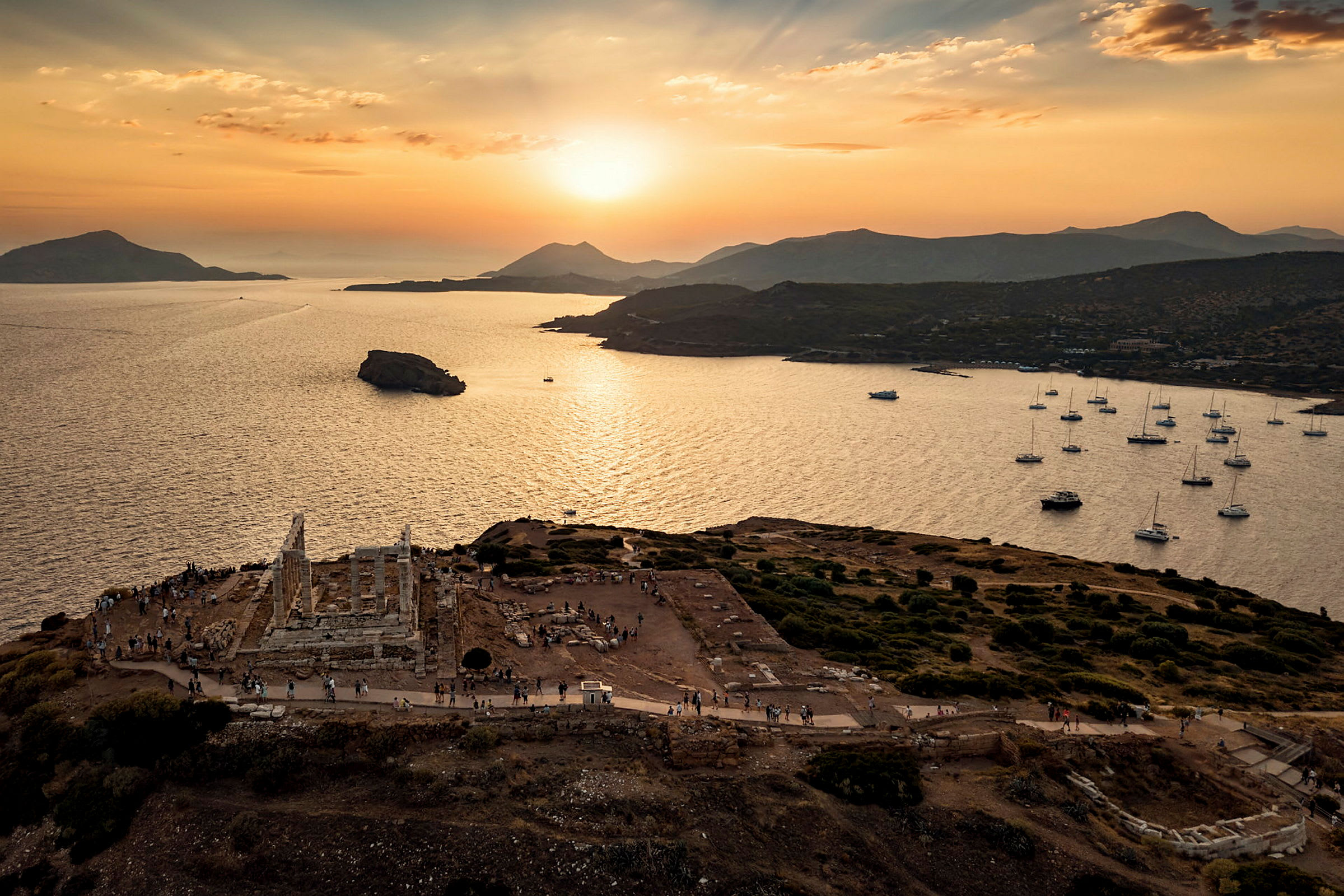 Solnedgang over et antikt tempel ved kysten. (AI-genereret tekst)