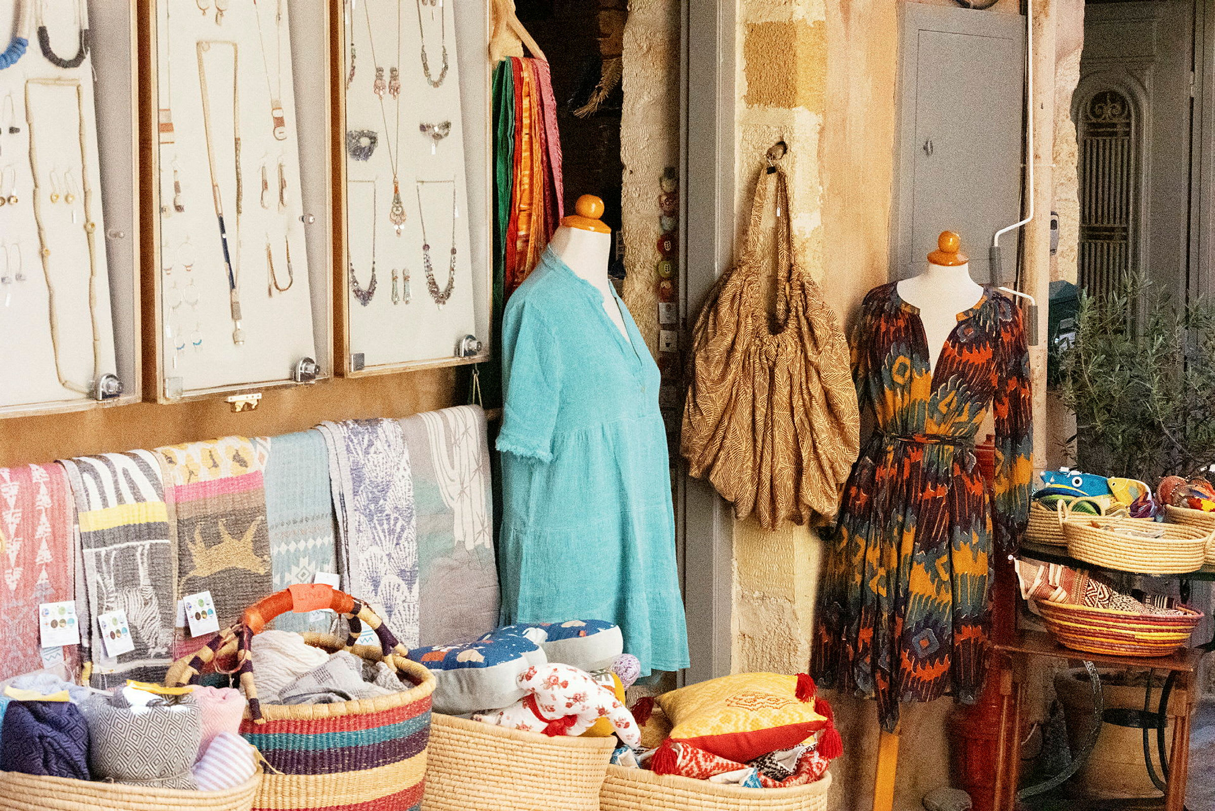 Billede af en butik med tøj, tekstiler og smykker udstillet. (AI-genereret tekst)