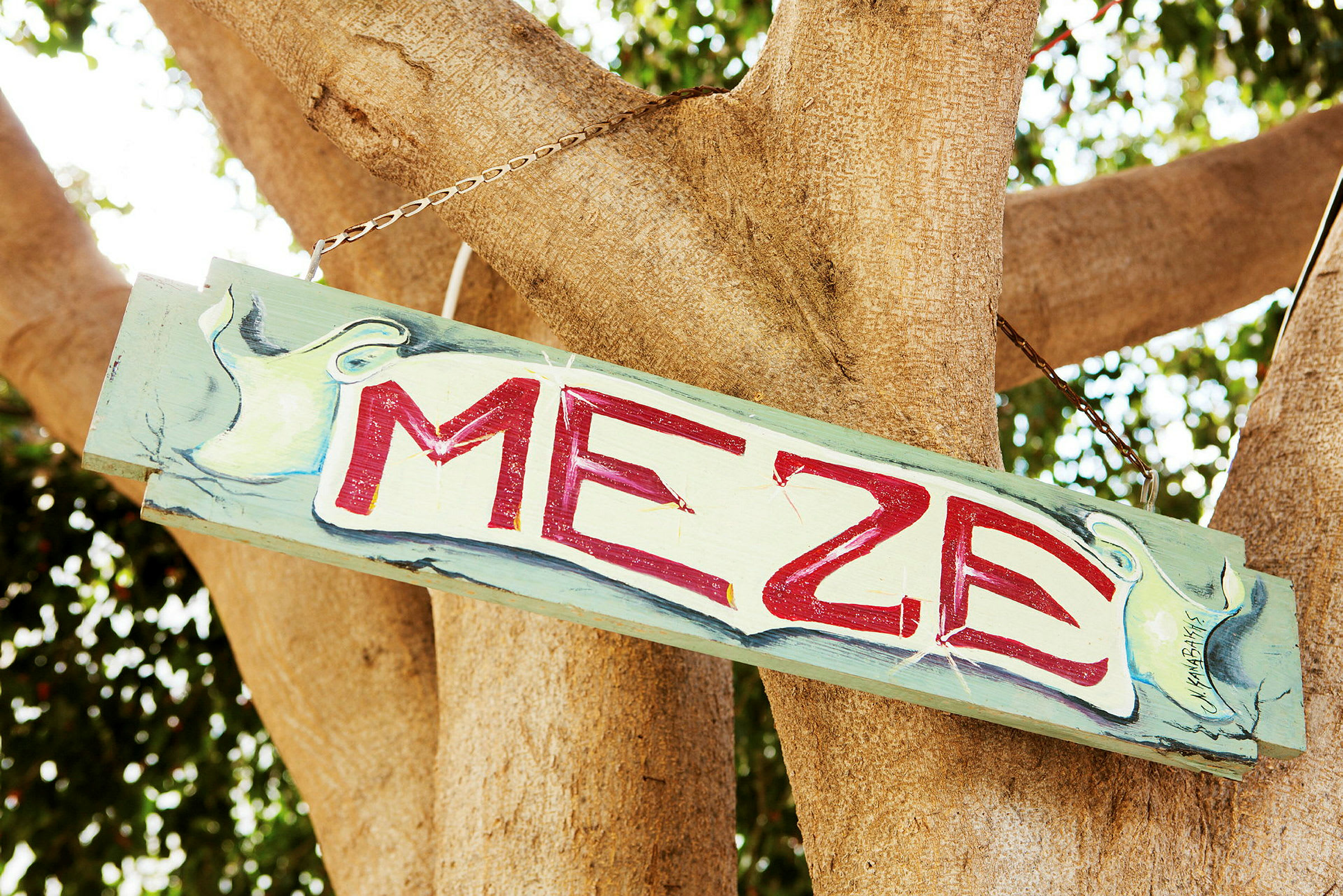 Træskilt med teksten 'MEZE' hænger fra et træ. (AI-genereret tekst)
