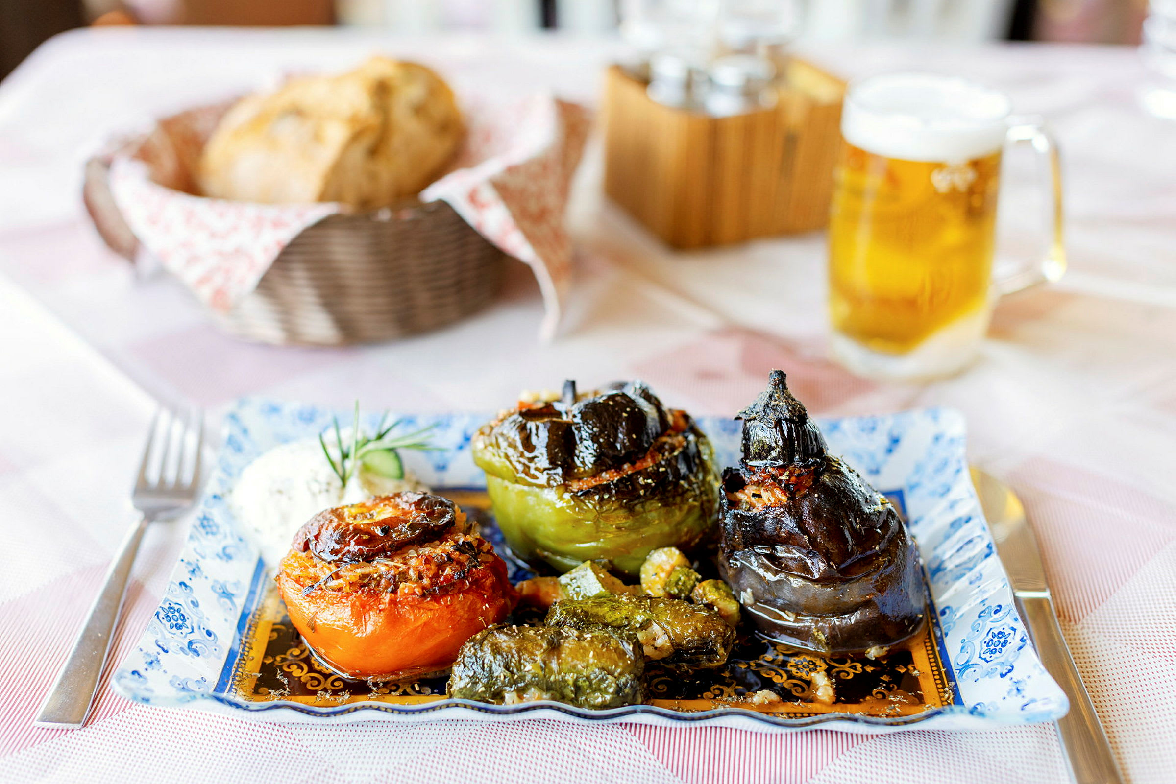 Tallerken med fyldte og gratinerede grøntsager, serveret med cremefraiche. (AI-genereret tekst)