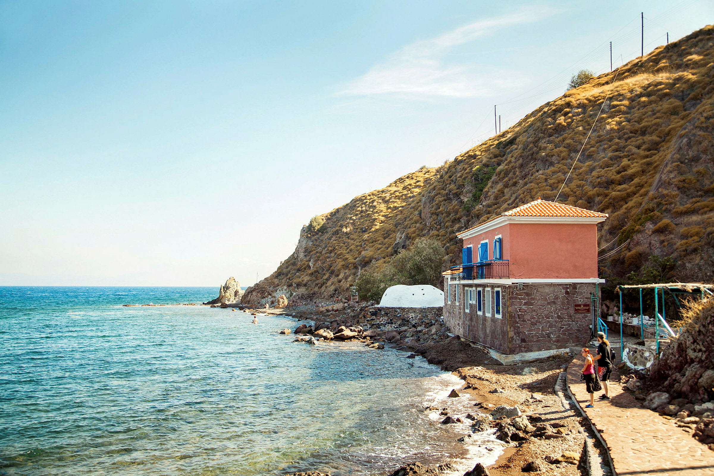 Hus ved havet ved siden af en klippe. (AI-genereret tekst)