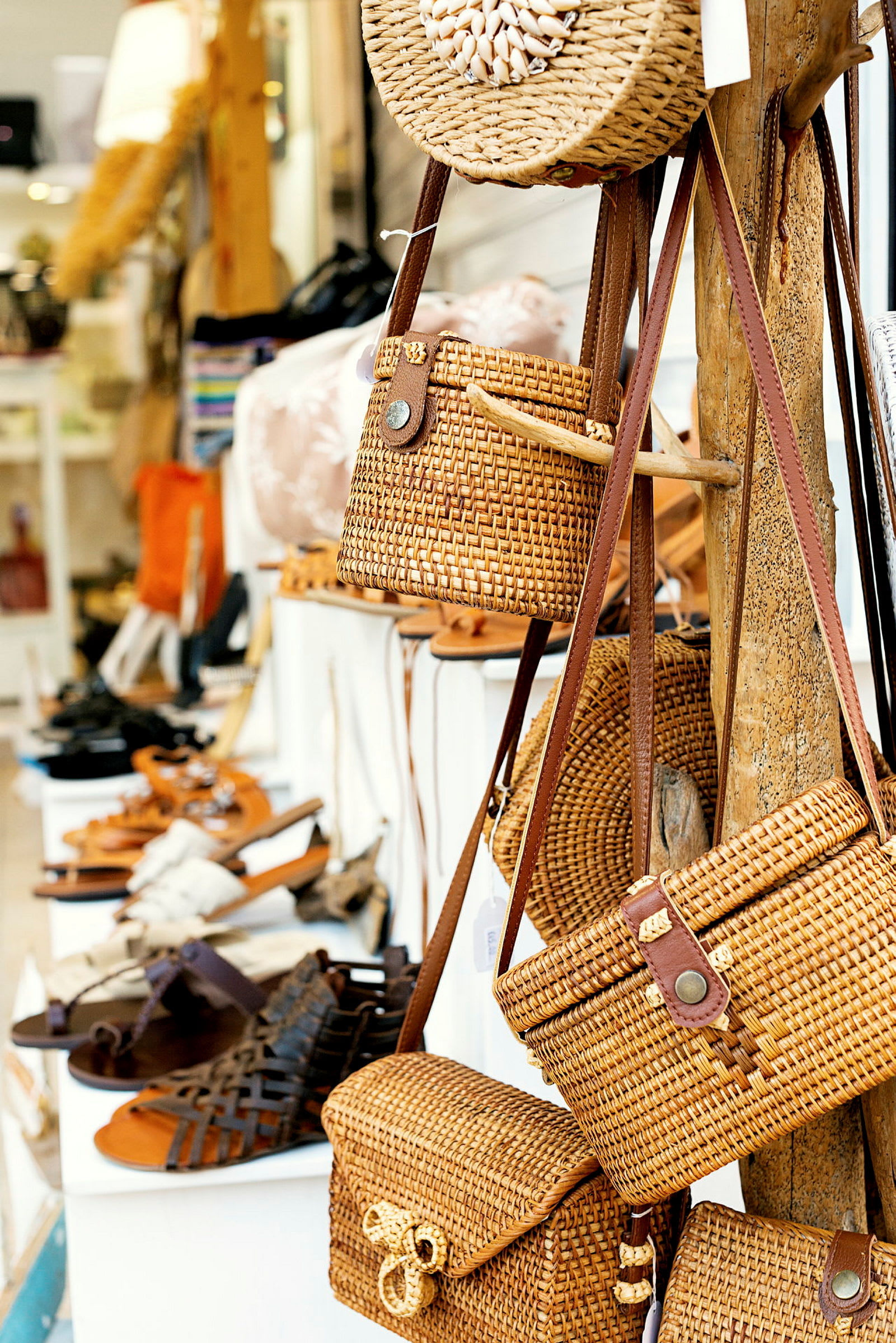 Billedet viser flettede tasker og sandaler udstillet i en butik. (AI-genereret tekst)
