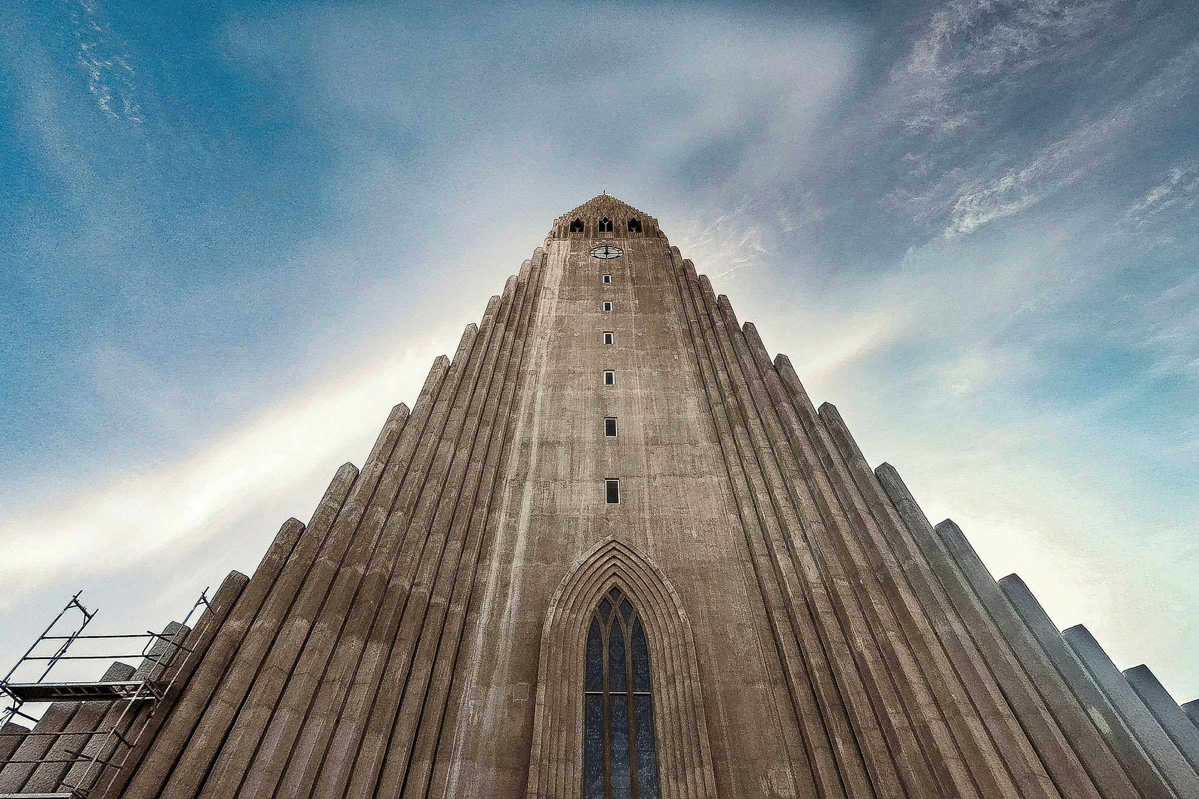 En kirkebygning med arkitektoniske detaljer og blå himmel. (AI-genereret tekst)