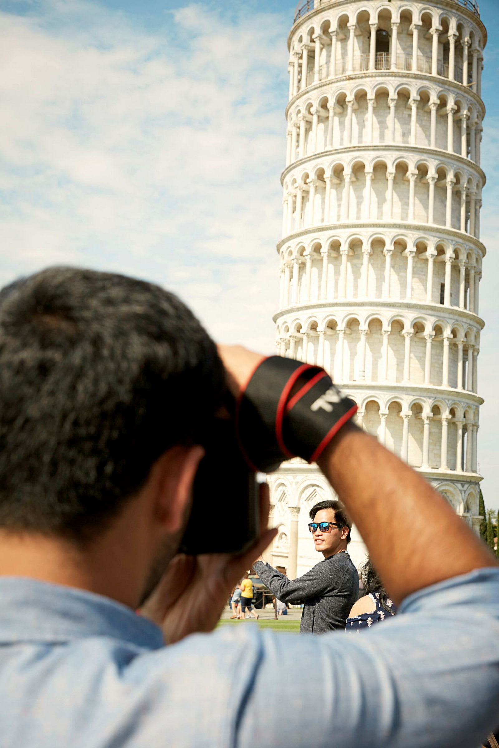 En fotograf tager et billede af det skæve tårn i Pisa. (AI-genereret tekst)