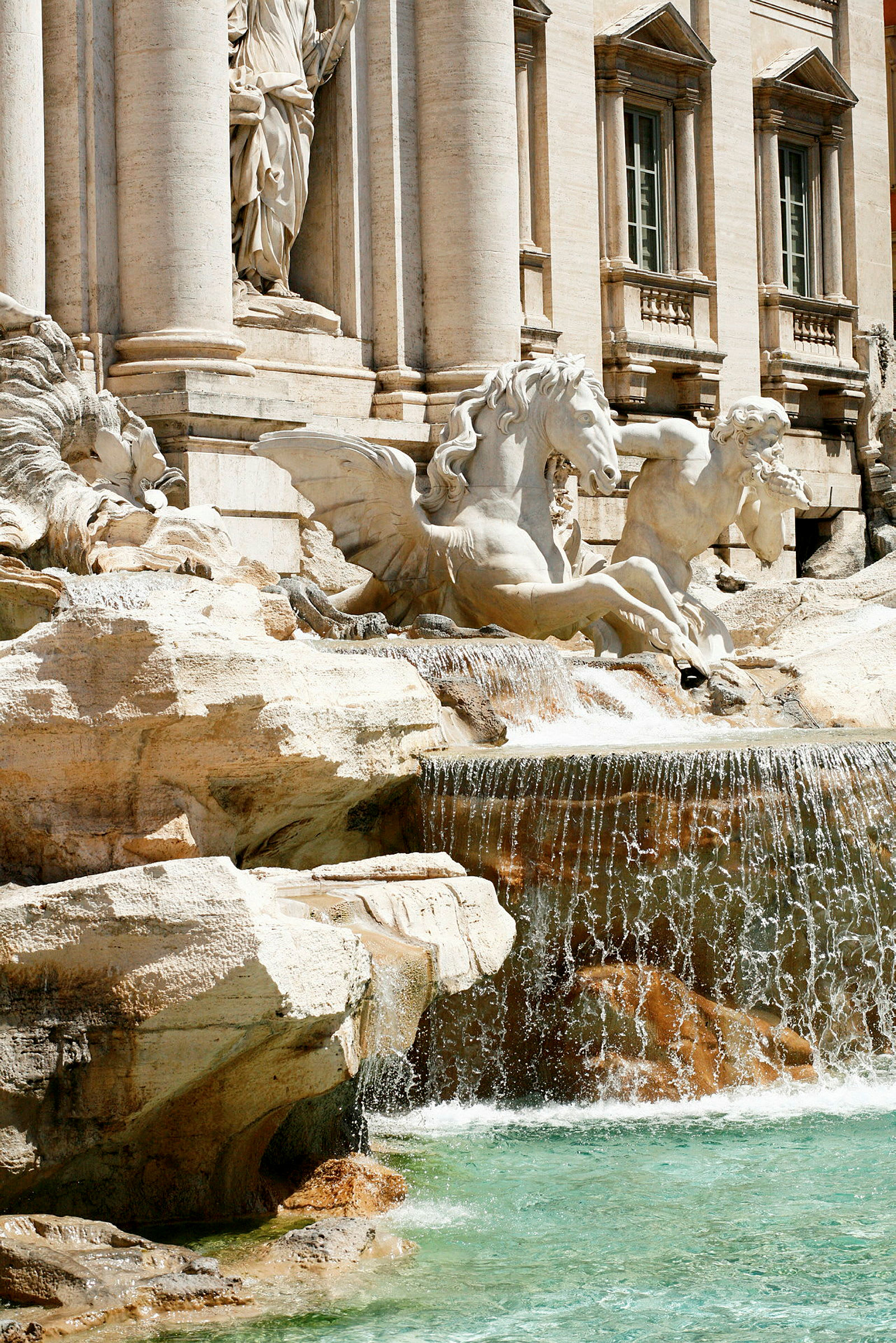 Fontænen Trevi med skulpturer og rindende vand. (AI-genereret tekst)