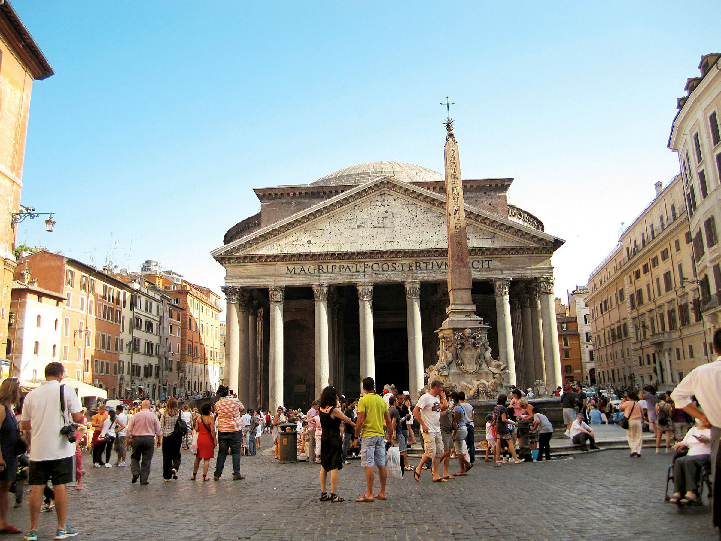 Pantheon i Rom med mennesker på pladsen foran. (AI-genereret tekst)