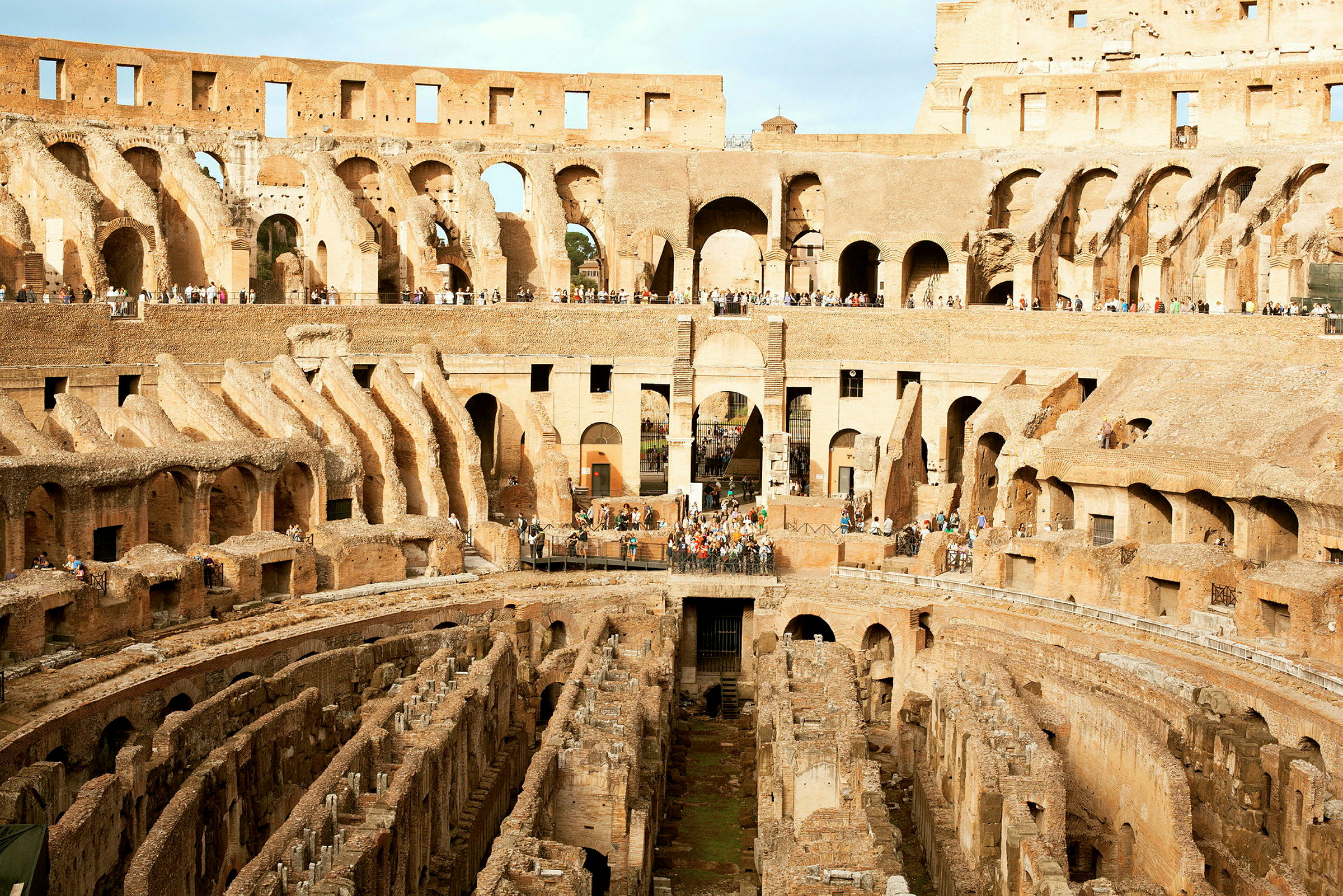Billede af Colosseum i Rom med synlige niveauer og buer i det antikke amfiteater. (AI-genereret tekst)