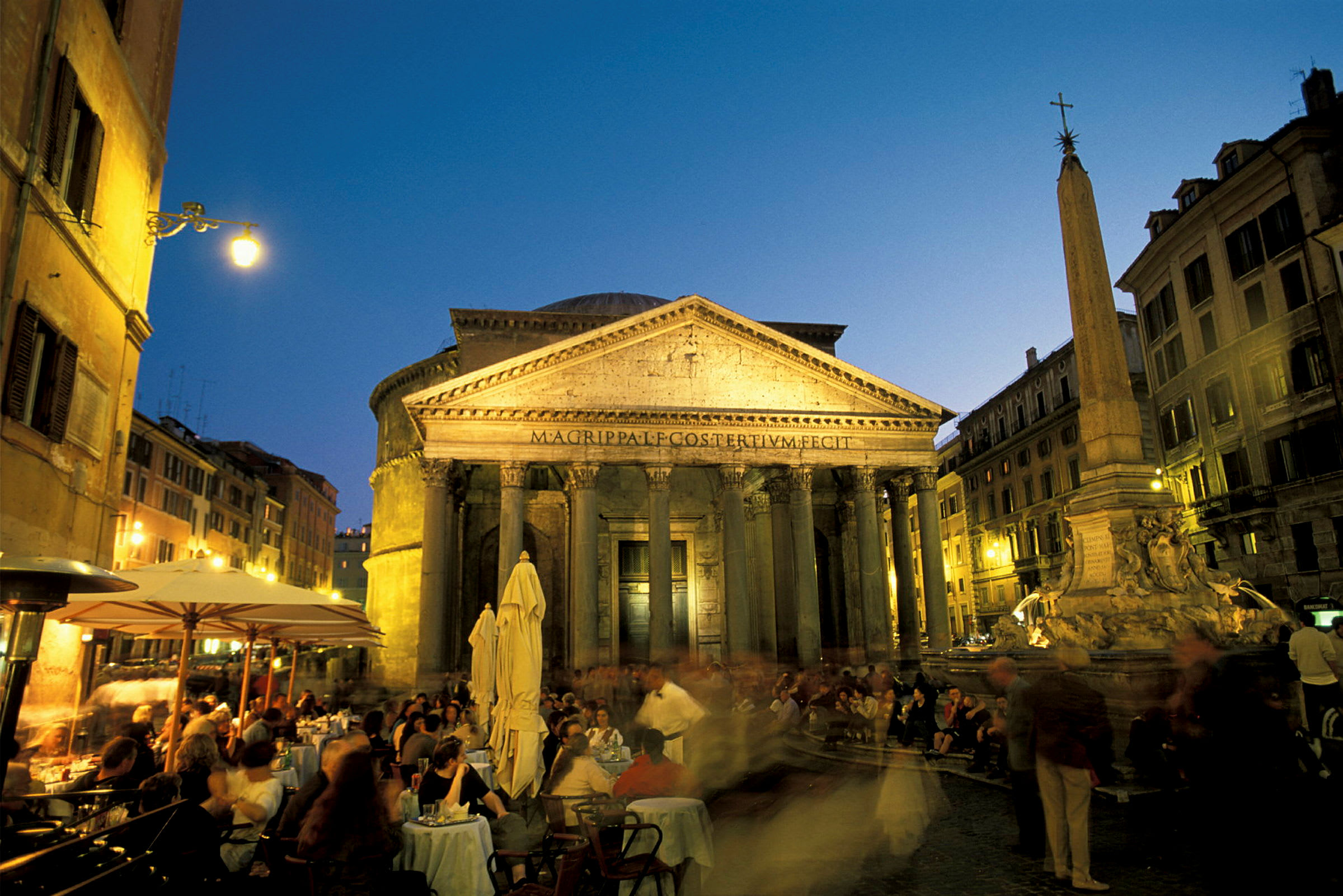Pantheon i Rom med mennesker omkring om aftenen. (AI-genereret tekst)