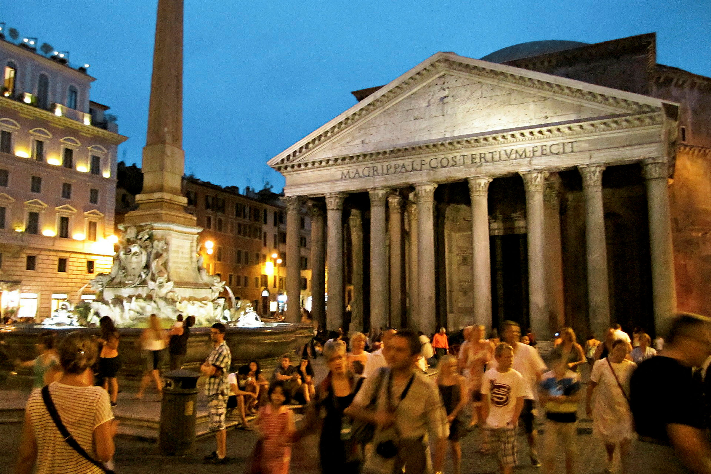 Pantheon i Rom med springvandet foran, omgivet af besøgende om aftenen. (AI-genereret tekst)