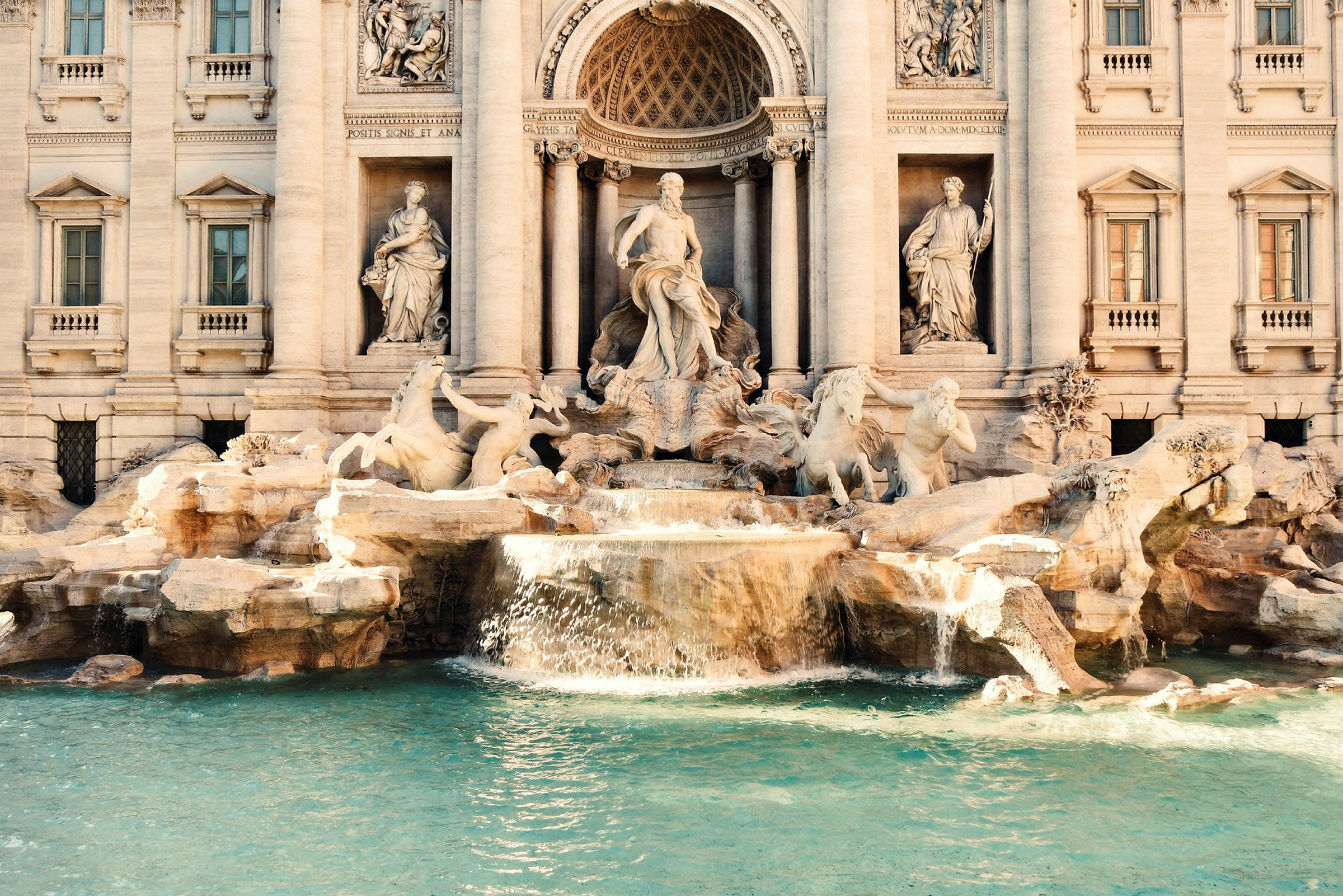 Fontænen Trevi med skulpturer og rindende vand. (AI-genereret tekst)