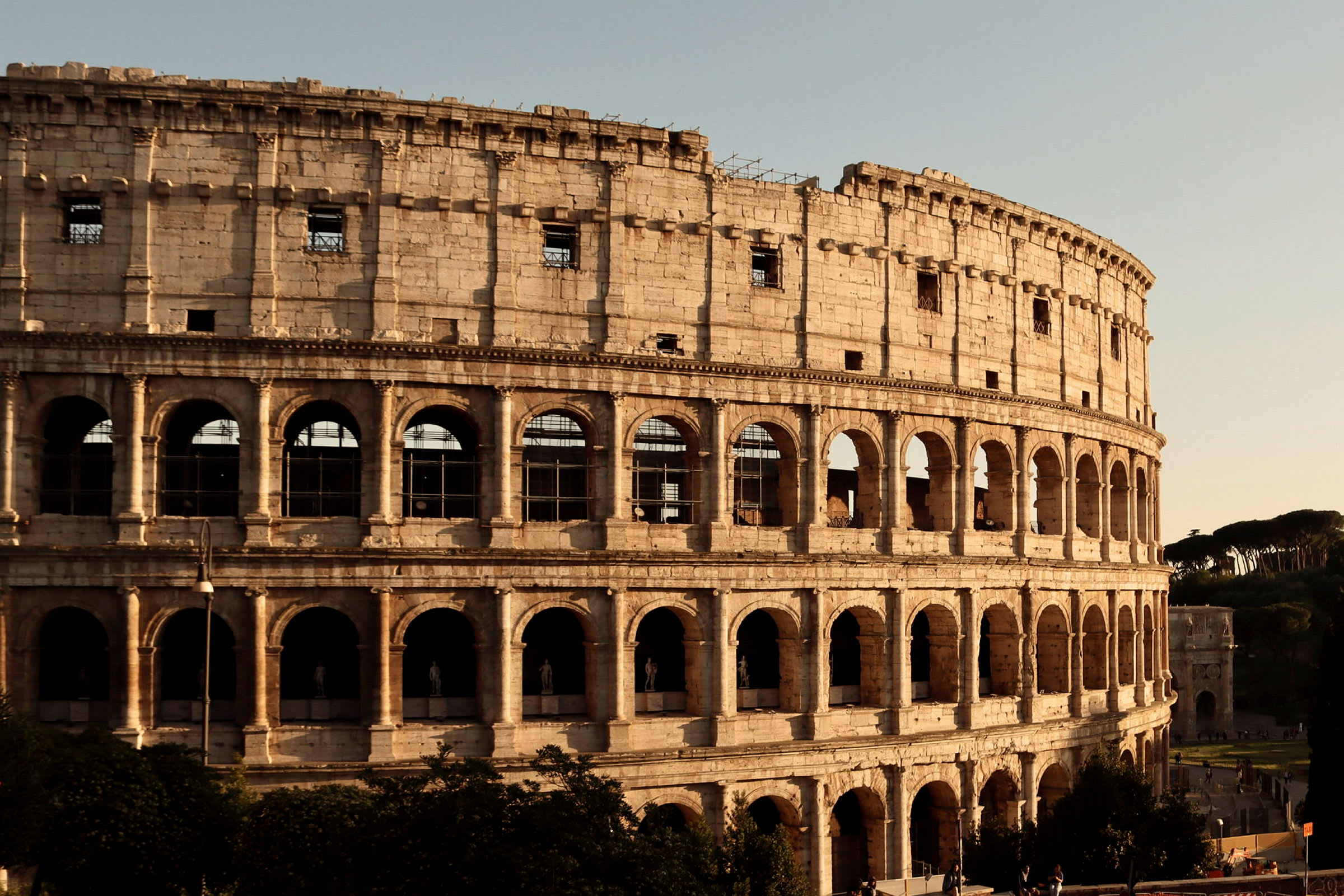 Billede af Colosseum i Rom, med en blå himmel i baggrunden. (AI-genereret tekst)