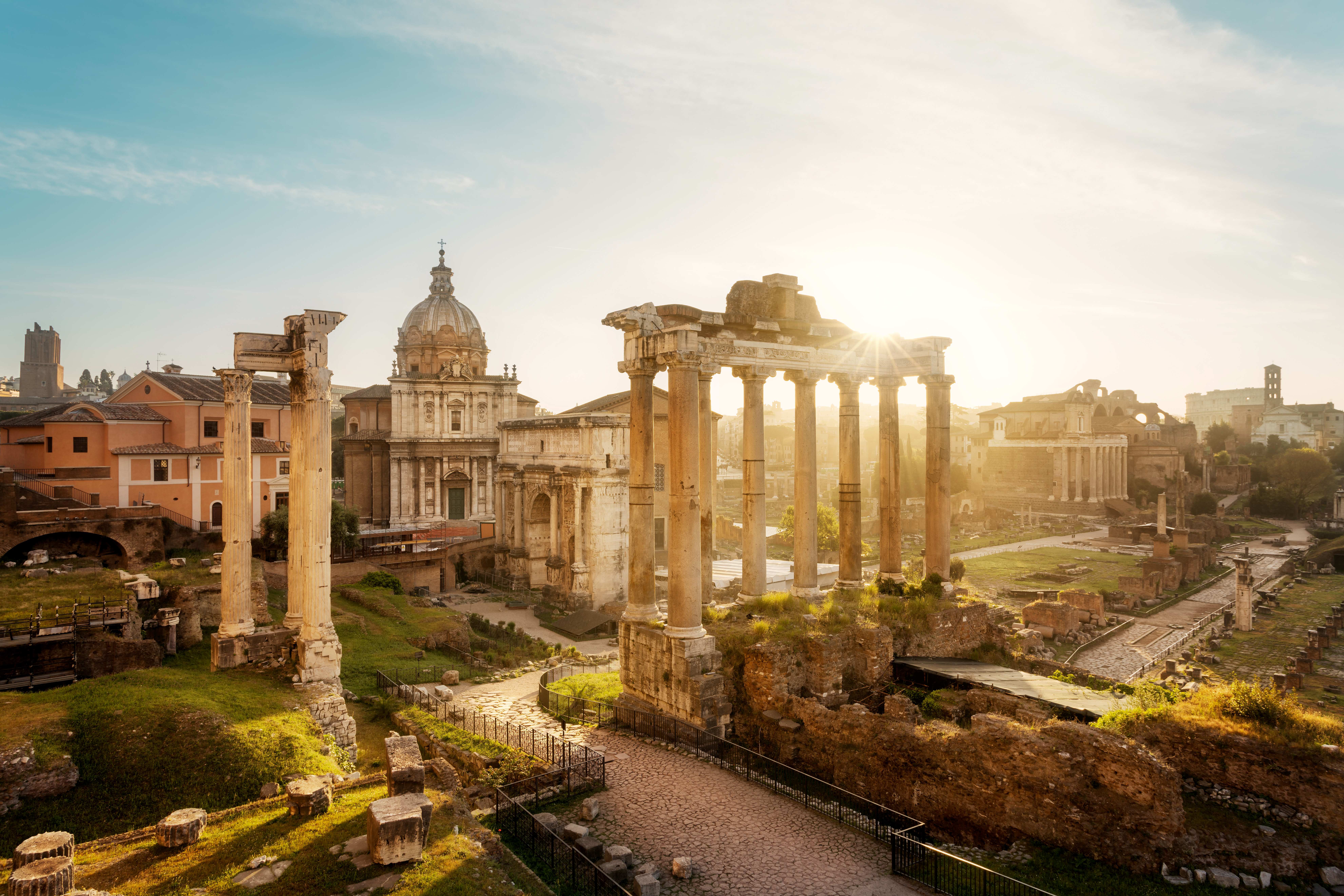 Udsigt over Forum Romanum i Rom med ruiner og antikke søjler i forgrunden. (AI-genereret tekst)