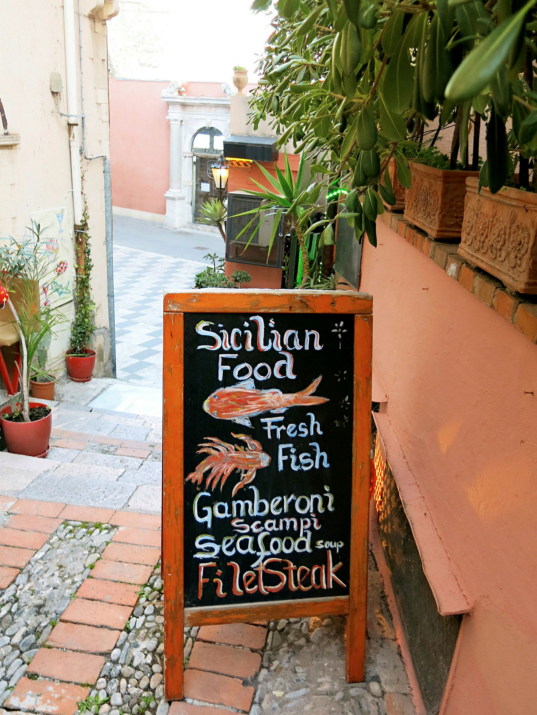 Et skilt på en gade, der annoncerer siciliansk mad. (AI-genereret tekst)