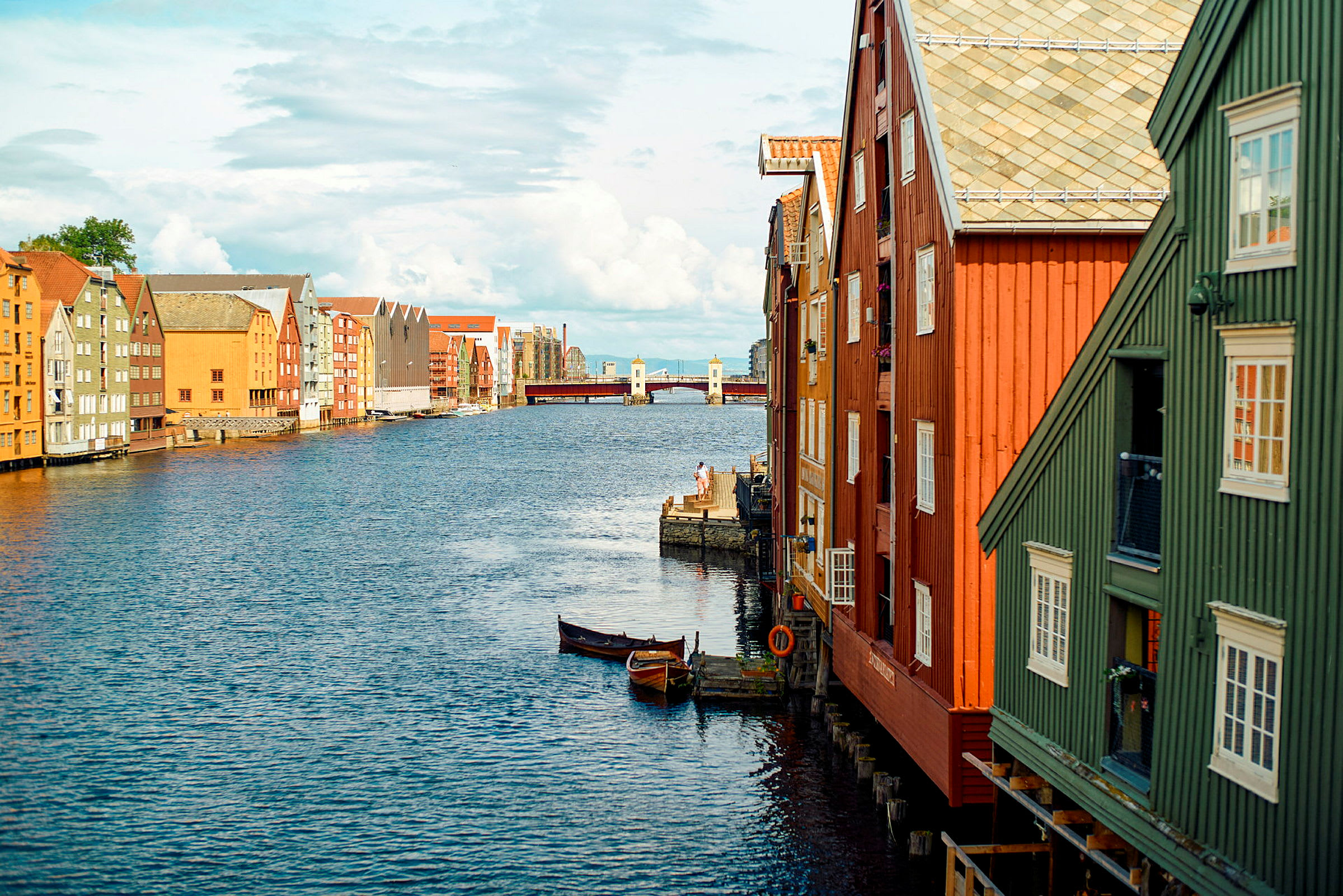 Billede af en pittoresk kanal omgivet af farverige bygninger og en mindre bro i baggrunden. (AI-genereret tekst)