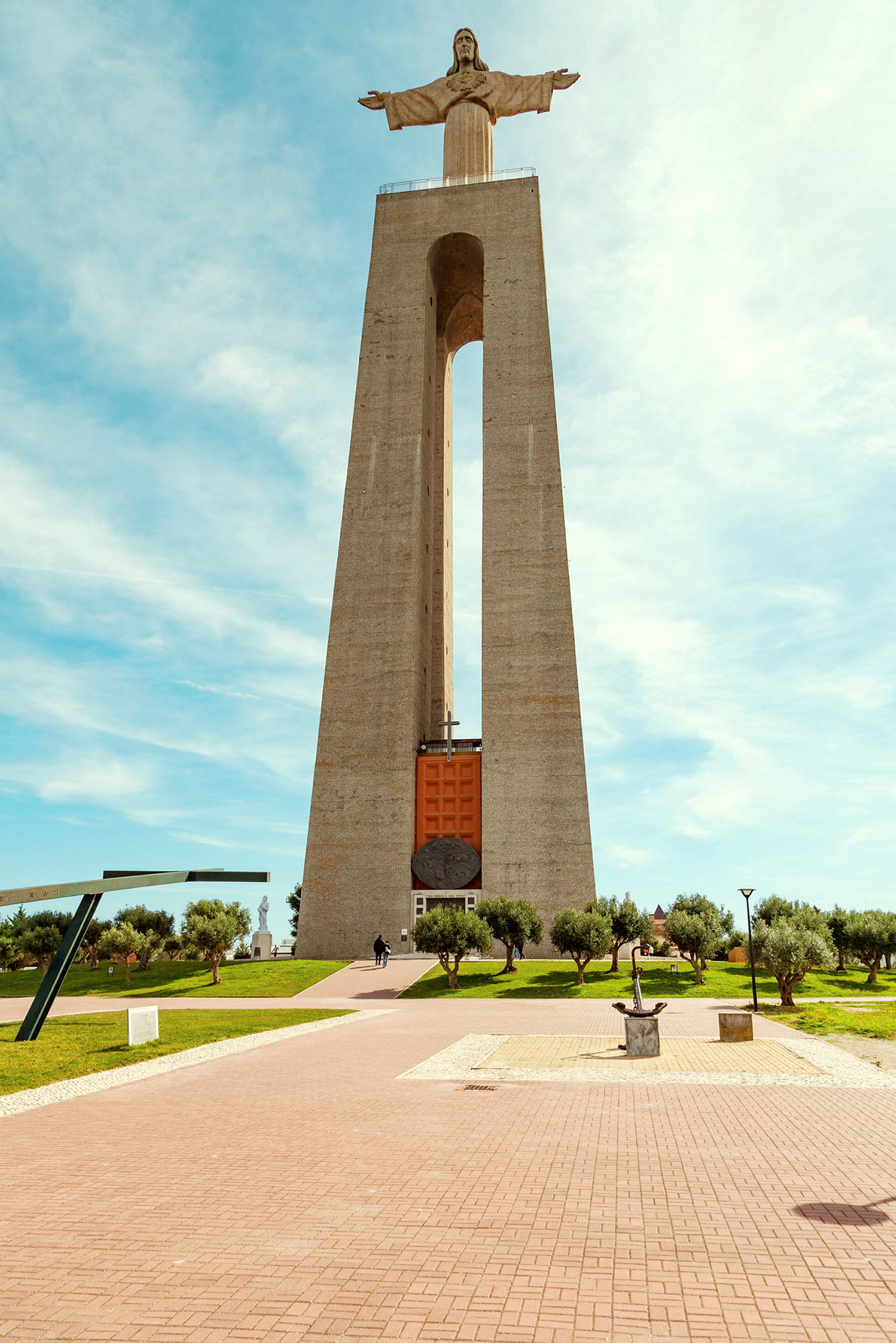 Monument med en Kristusstatue på toppen, omgivet af en park. (AI-genereret tekst)
