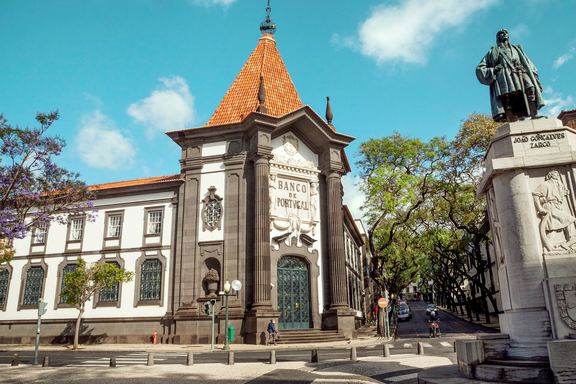 Bygningen for Banco de Portugal med en statue af João Gonçalves Zarco i forgrunden. (AI-genereret tekst)