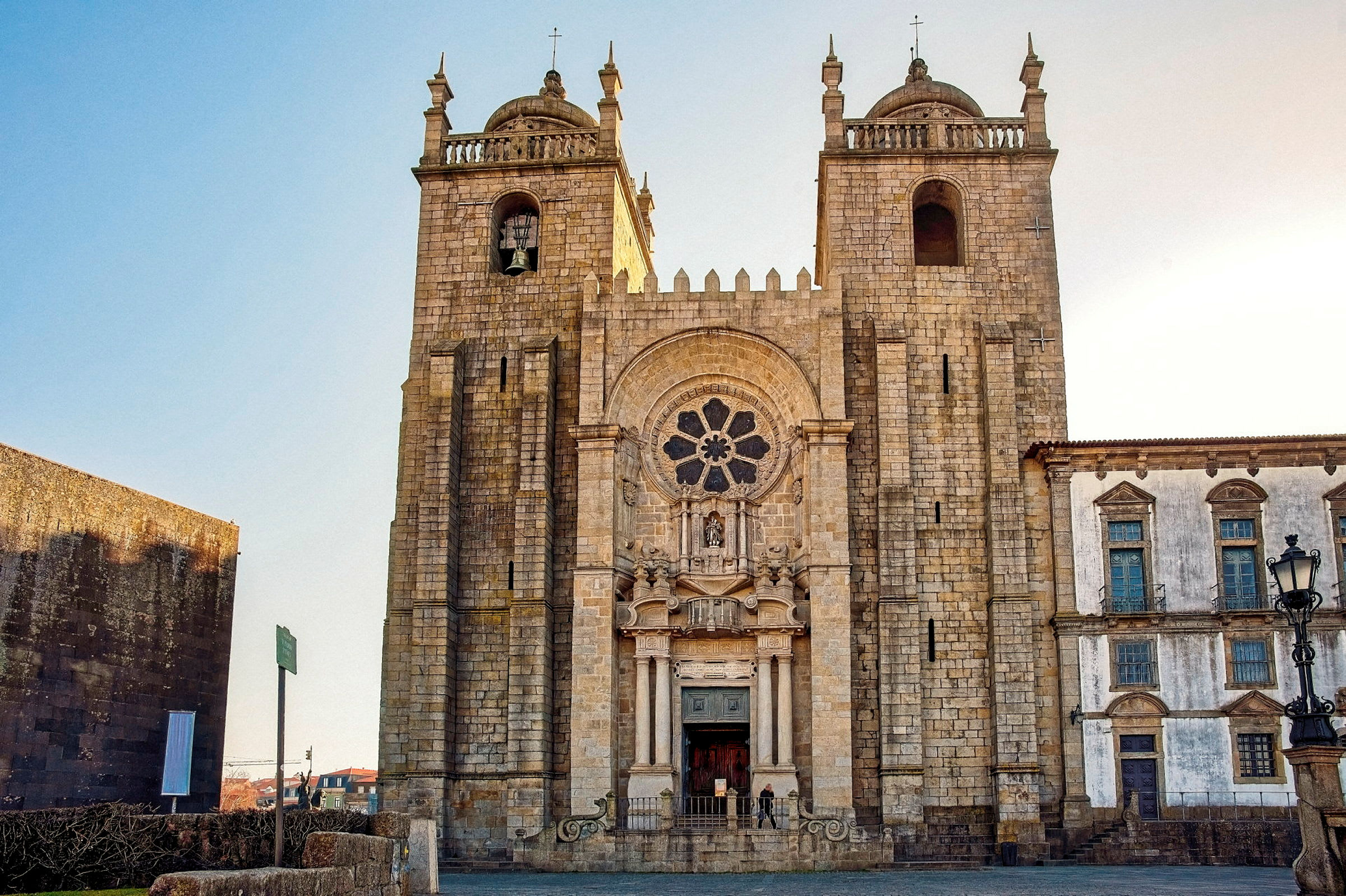 Billede af en gammel katedral med to tårne og detaljeret facade. (AI-genereret tekst)