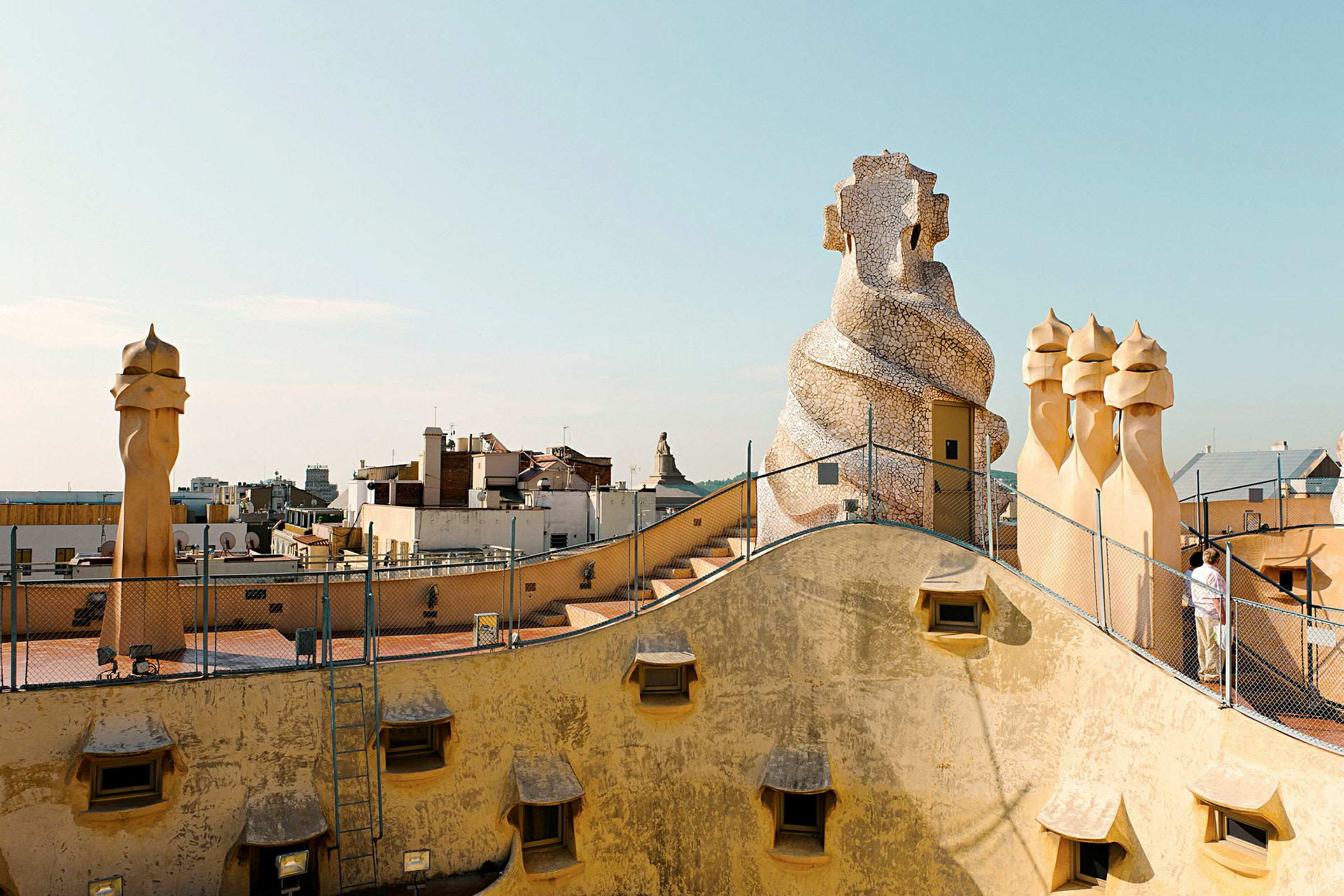 Billede af taget på Casa Milà i Barcelona med dets unikke bygningskunstværk og udsigt. (AI-genereret tekst)
