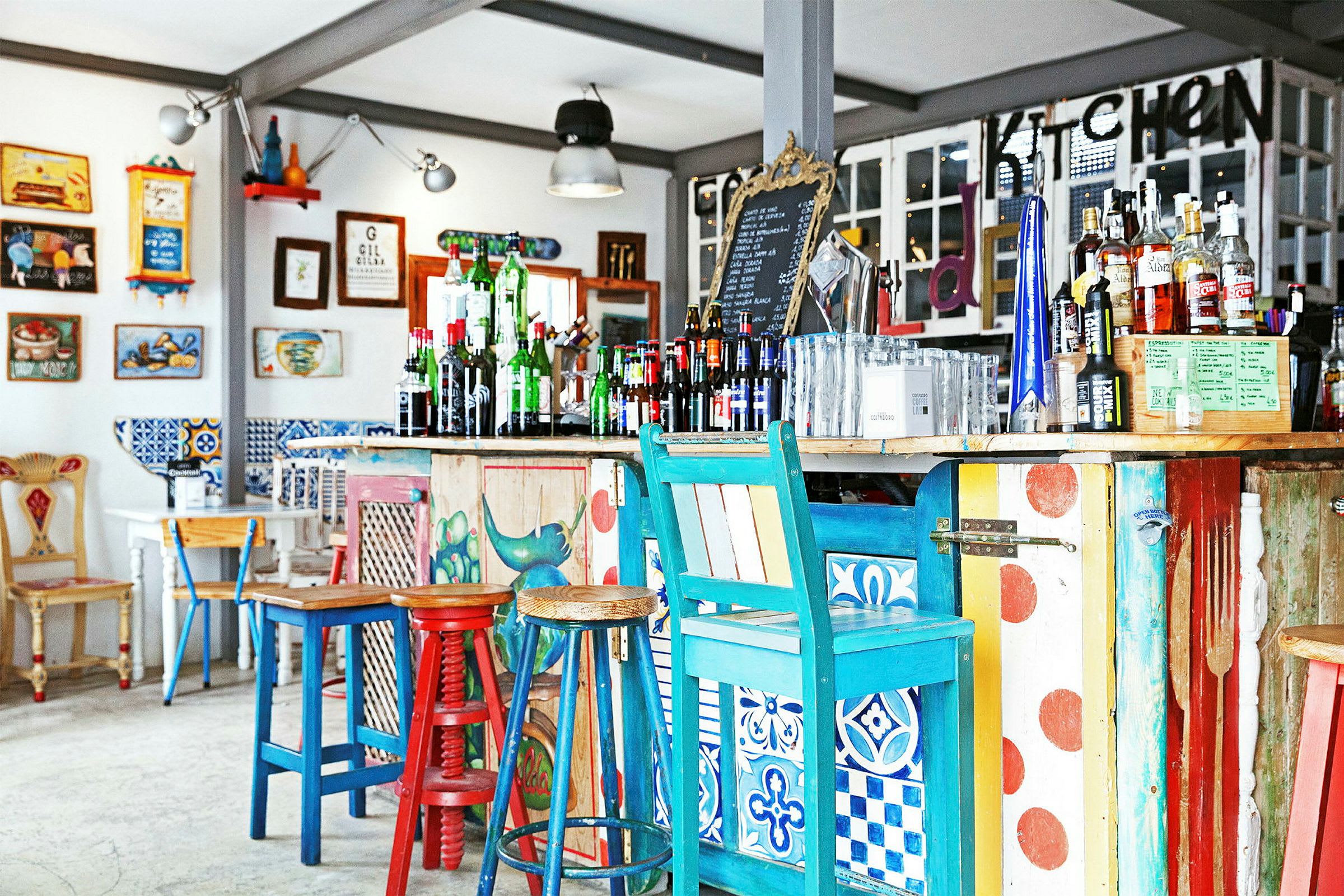 En rustik og farverig bar med vintage dekorationer og flasker arrangeret på bardisken. (AI-genereret tekst)