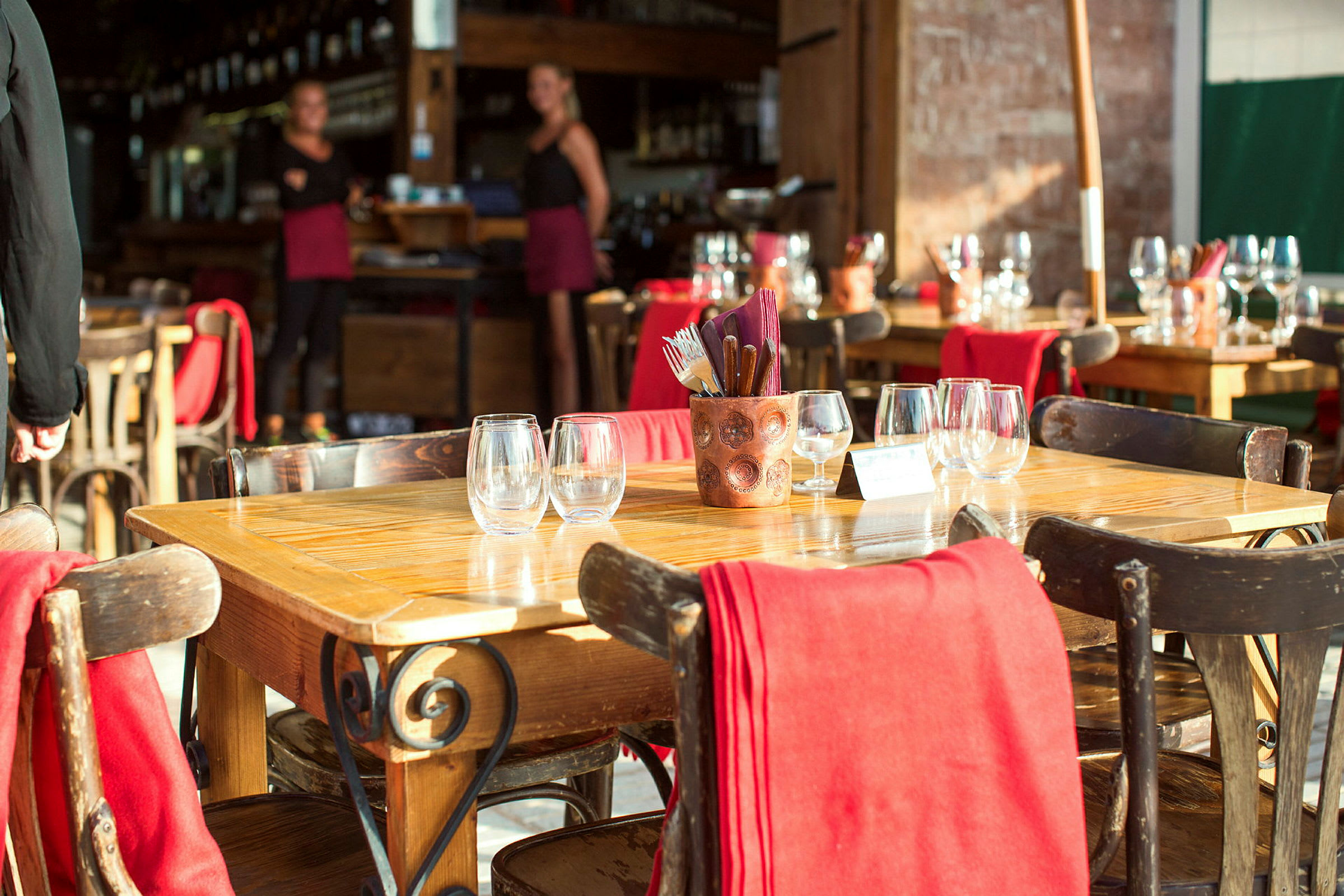 En restaurant med dækkede borde og røde detaljer. (AI-genereret tekst)