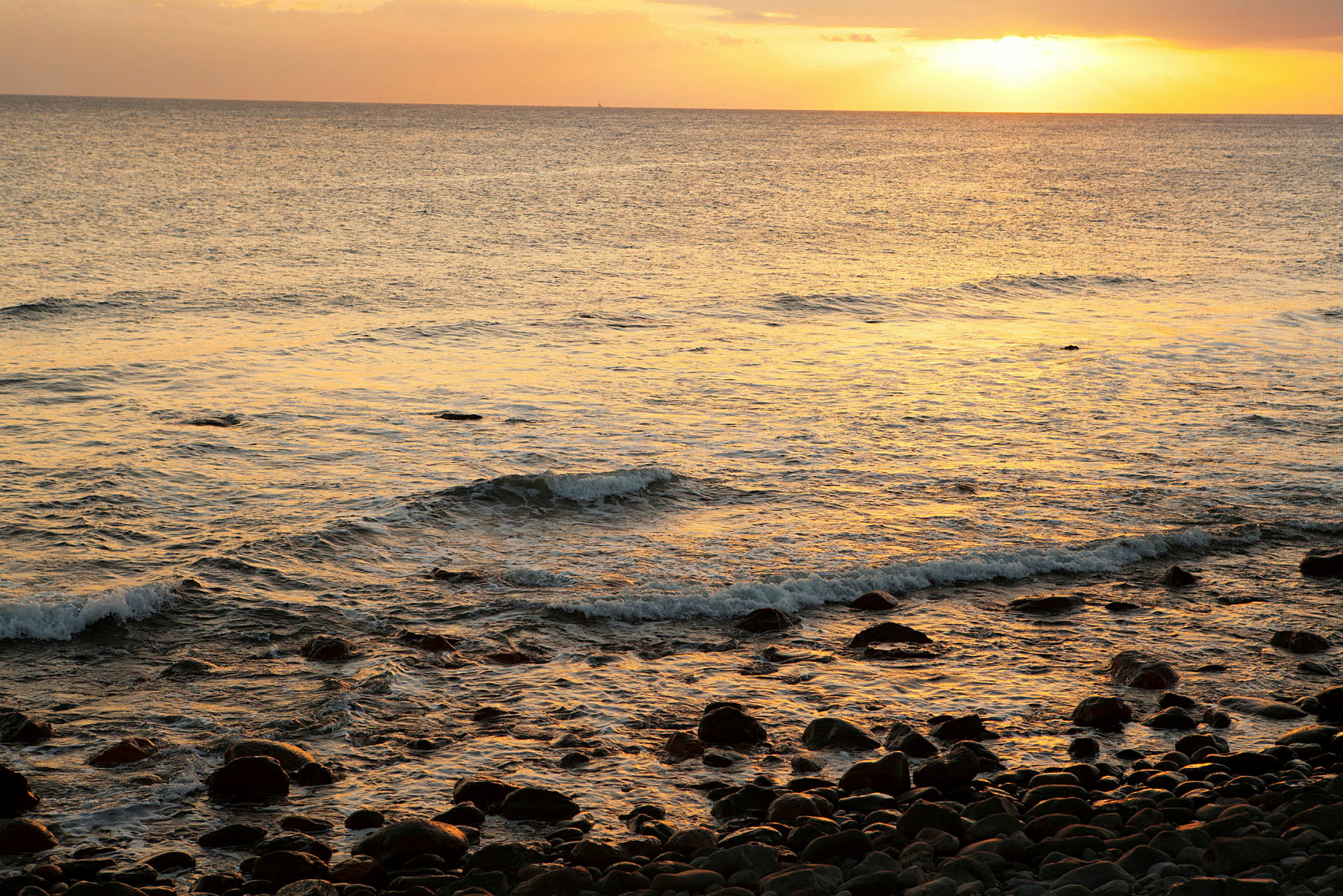 En strand med sten ved solnedgang. (AI-genereret tekst)