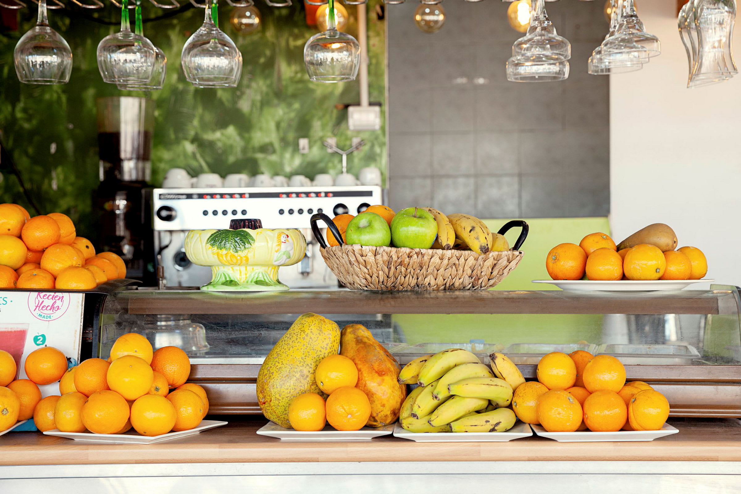 Frugtarrangement med appelsiner, bananer og æbler på en diskoverflade. (AI-genereret tekst)