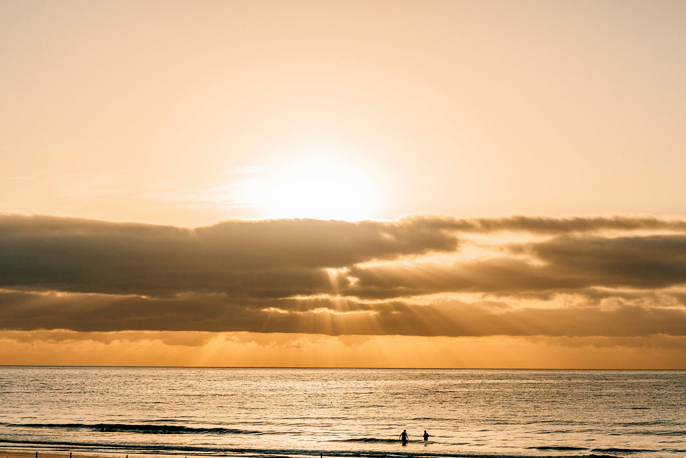 En strand med havet ved solnedgang. (AI-genereret tekst)