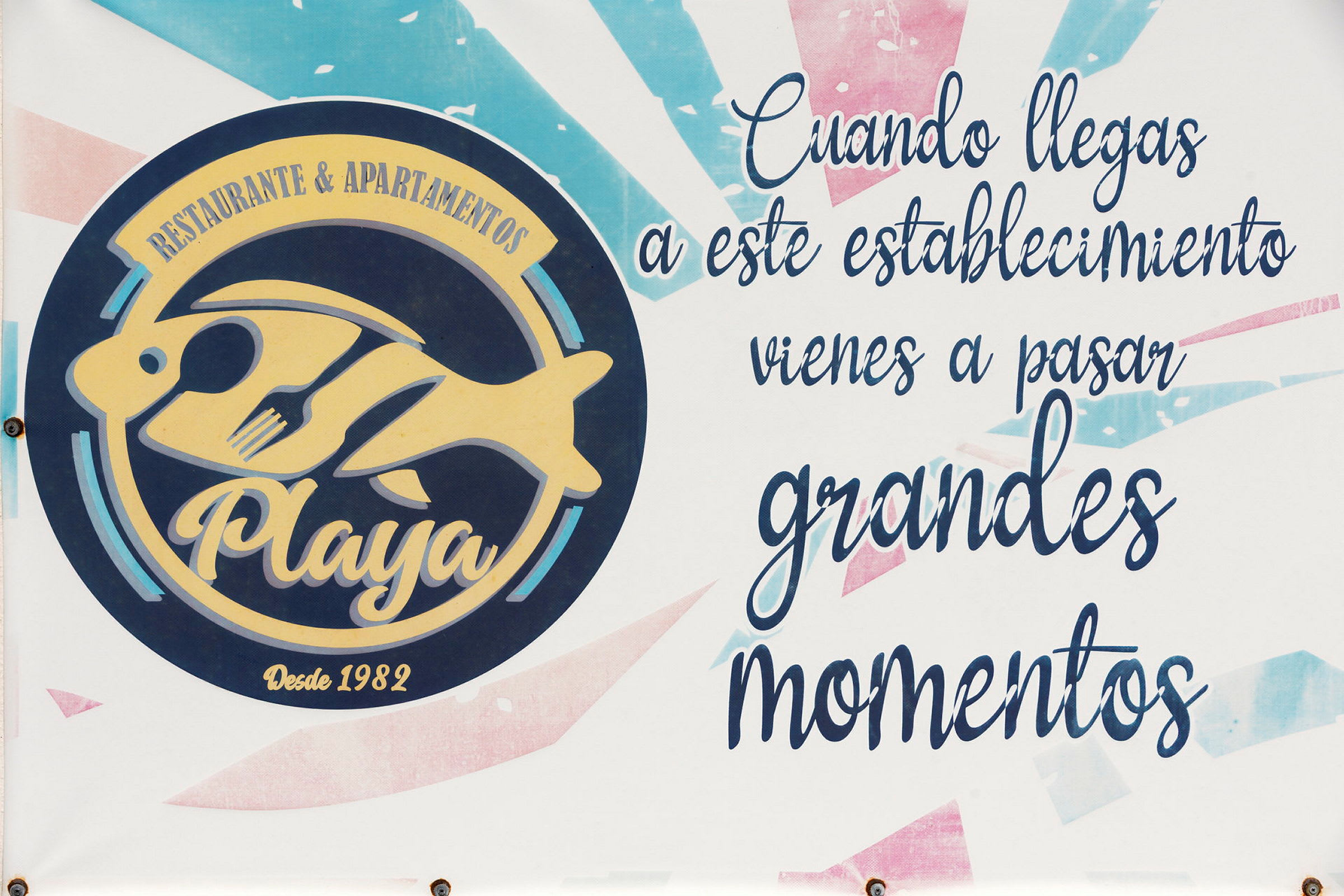 Skilt for Restaurant Playa med teksten 'Når du kommer til denne virksomhed, kommer du til at opleve store øjeblikke'. (AI-genereret tekst)