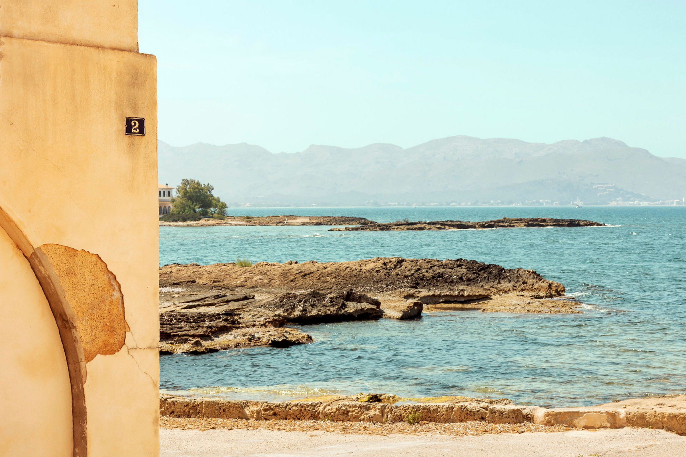 Strandpromenaden Avenida Camp del Mar cirka fem minutters gange fra Sunprime Pollensa Bay