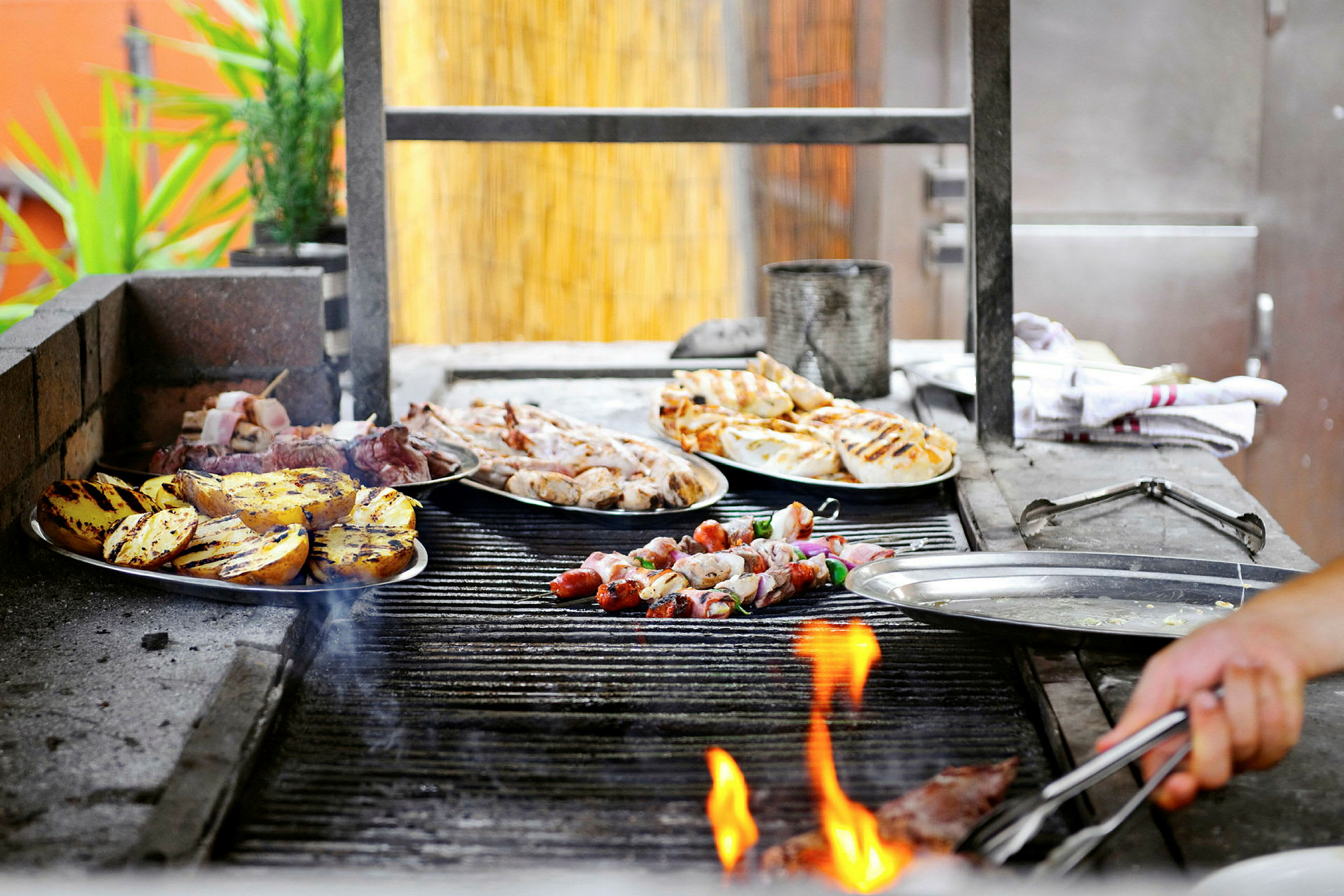 Grill med forskellige retter på fade og spyd. (AI-genereret tekst)