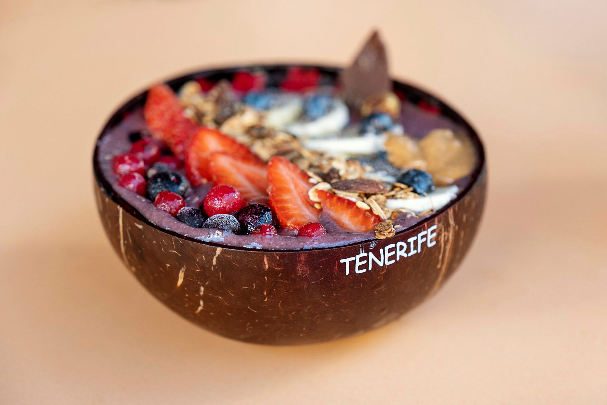 En acai-skål med bær og granola serveret i en kokosnødskål. (AI-genereret tekst)