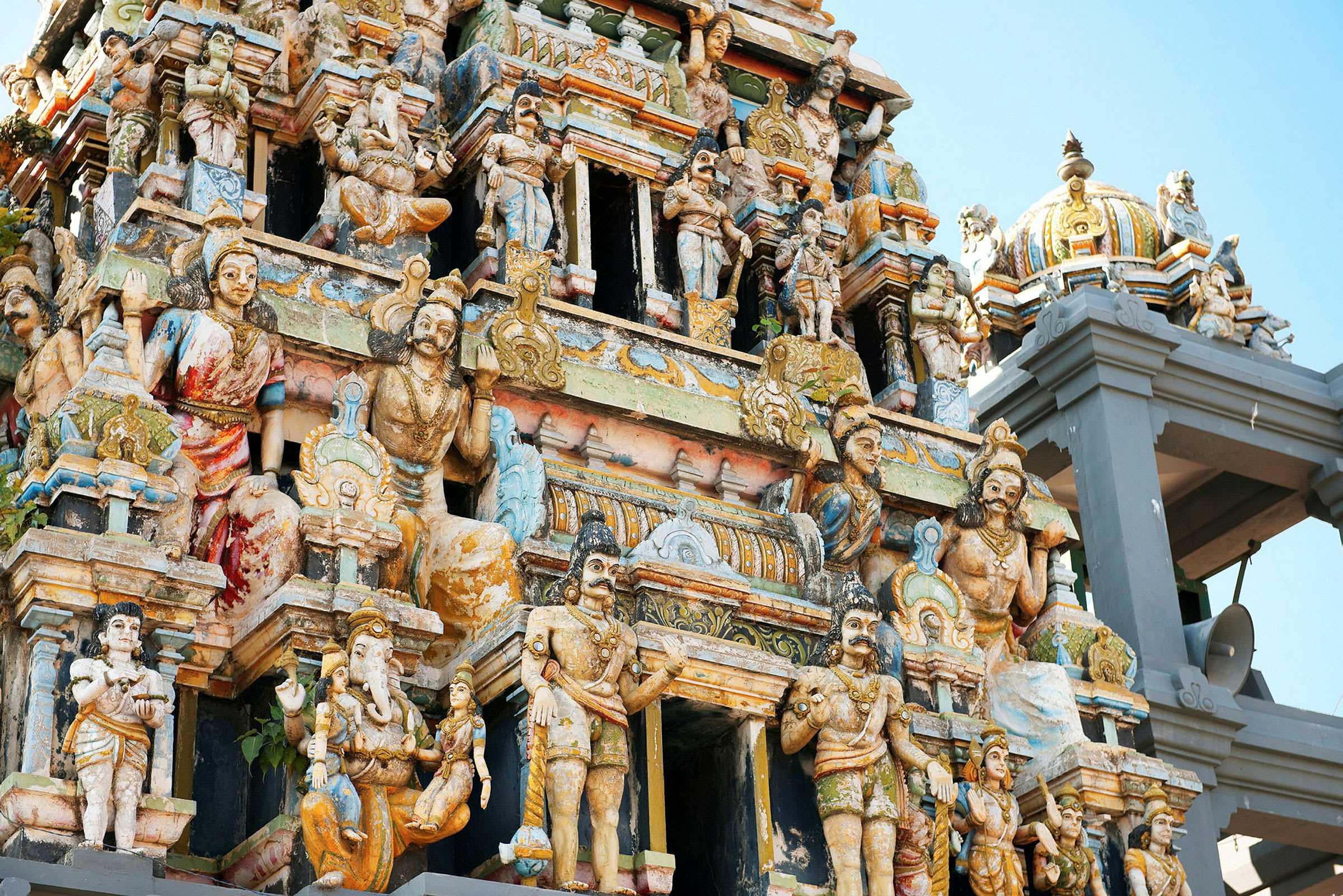 Detaljeret skulpturudsmykket facade af et hinduistisk tempel. (AI-genereret tekst)