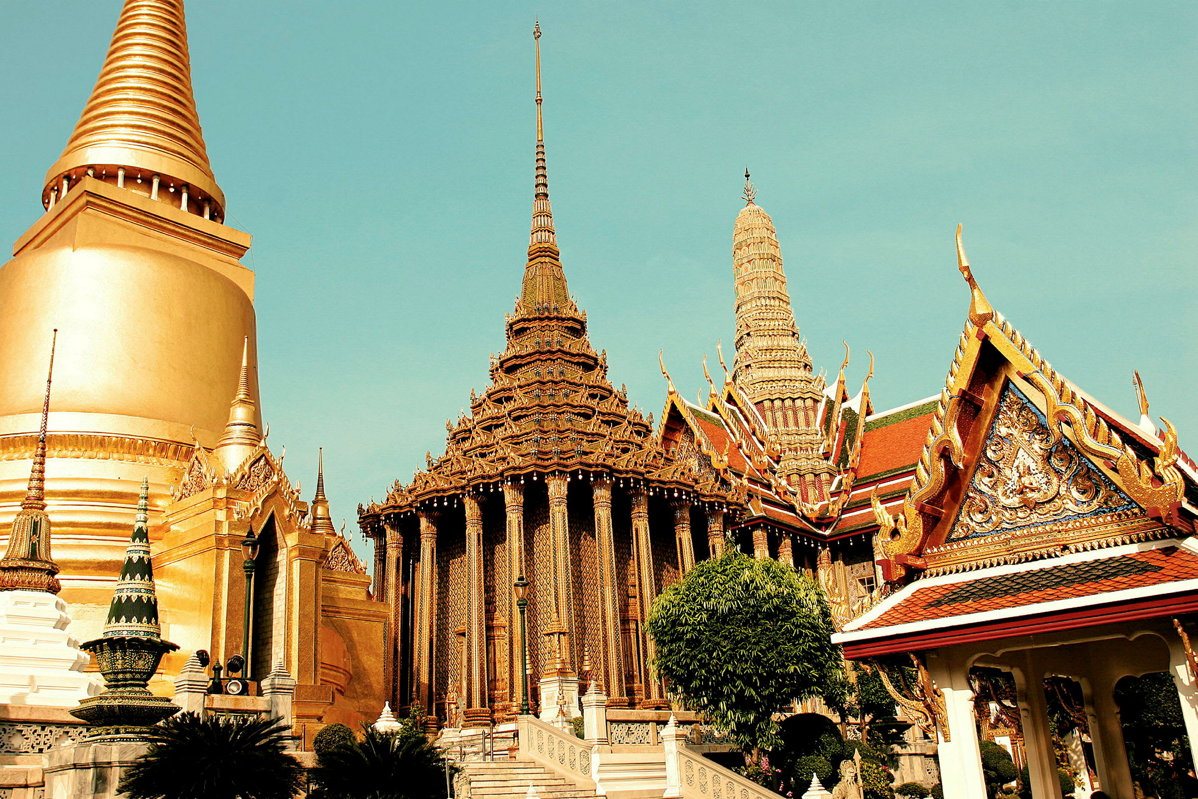 Billede af en thailandsk tempelstruktur med detaljerede dekorationer og gyldne spir. (AI-genereret tekst)