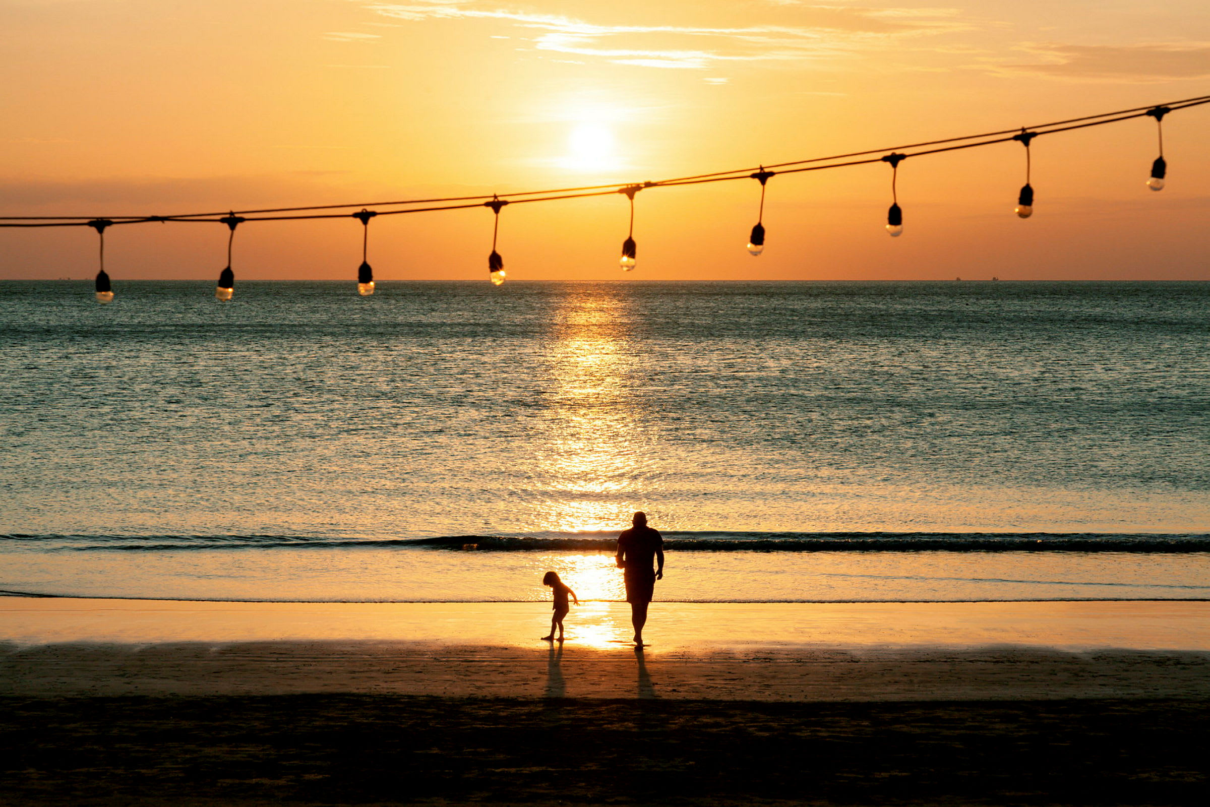 To personer på en strand ved solnedgang. (AI-genereret tekst)