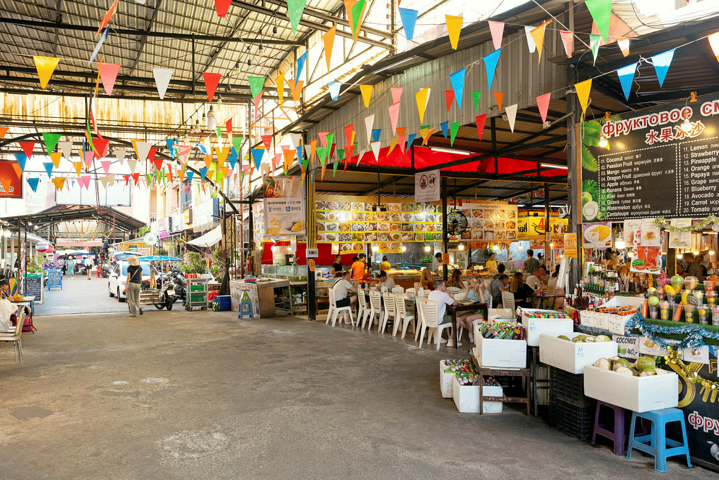 En farverig markedsplads med madboder og festvimpler. (AI-genereret tekst)