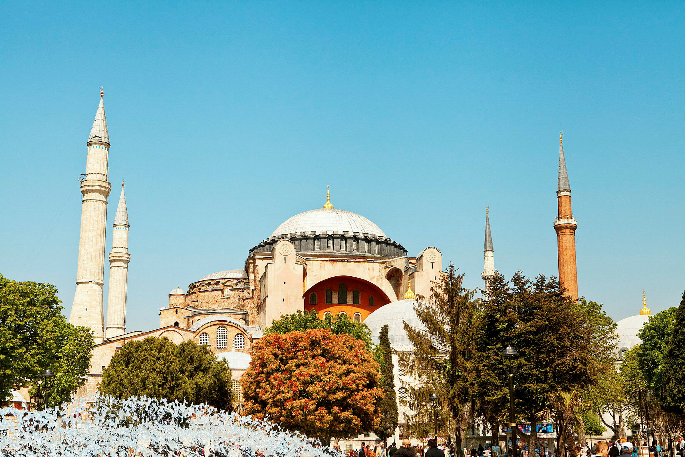 Hagia Sofia med dens minareter og grønne område foran bygningen. (AI-genereret tekst)