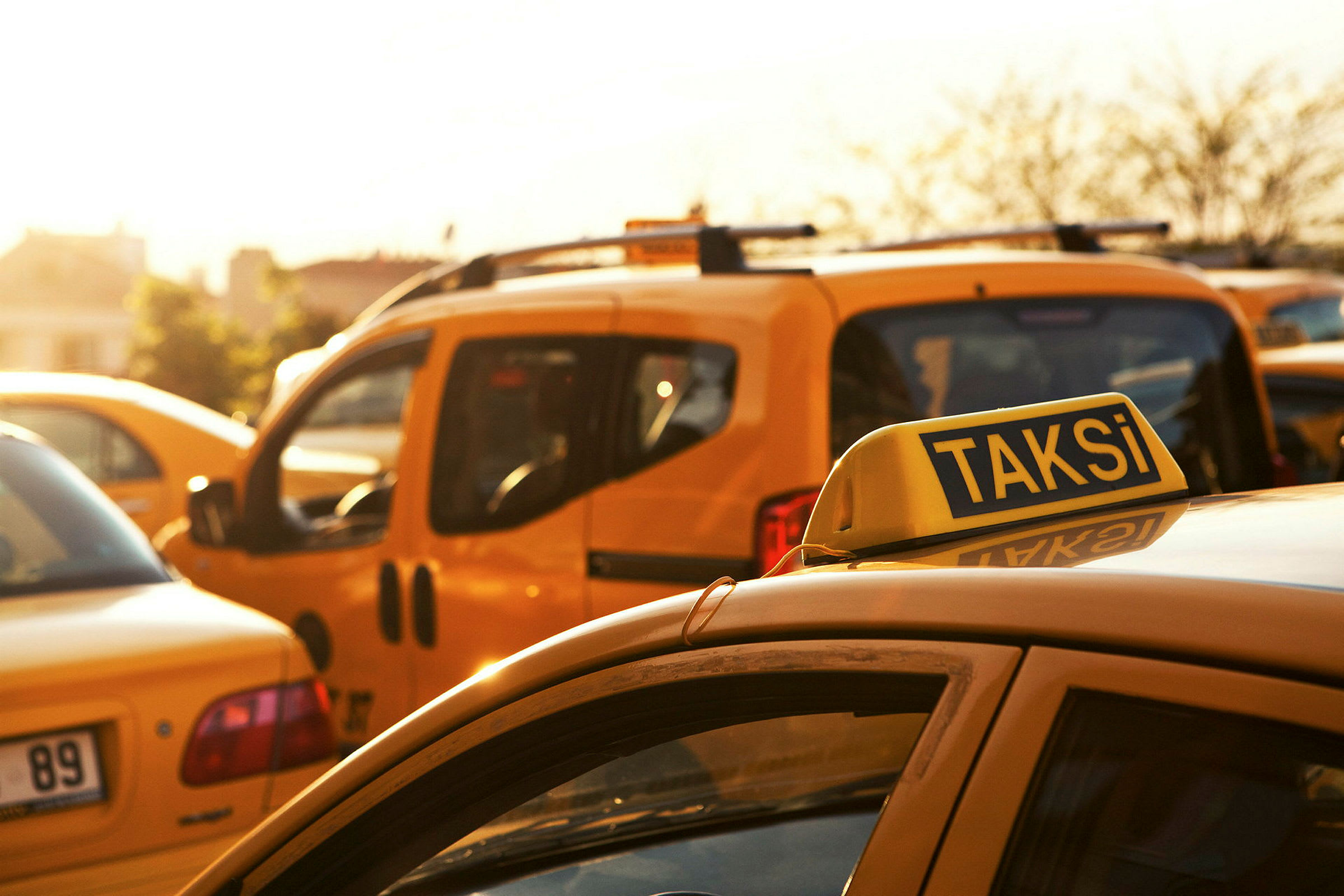 Gule taxier i solnedgangen. (AI-genereret tekst)