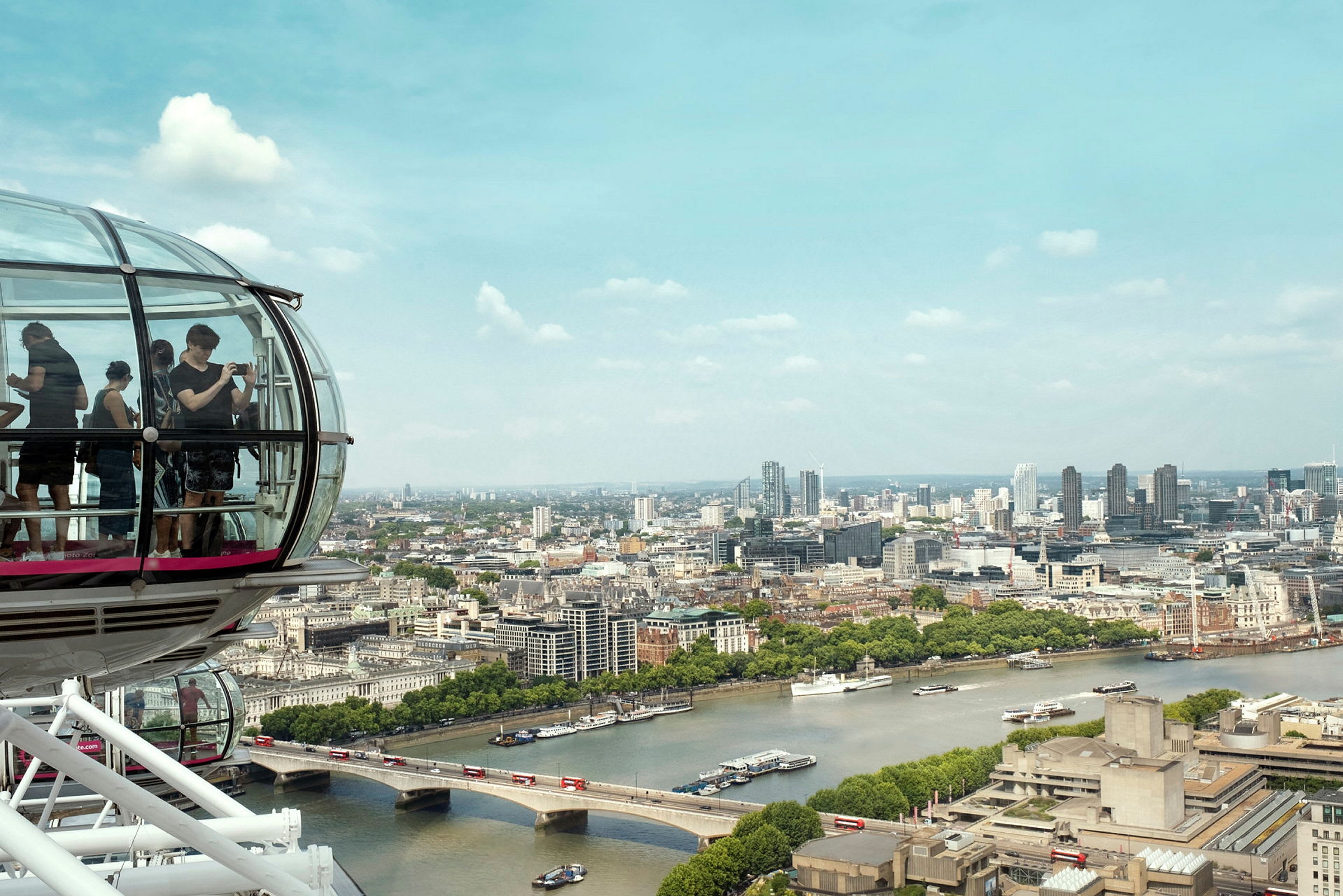 Udsigt over London fra en kabine på London Eye, med Themsen og bylandskab i baggrunden. (AI-genereret tekst)