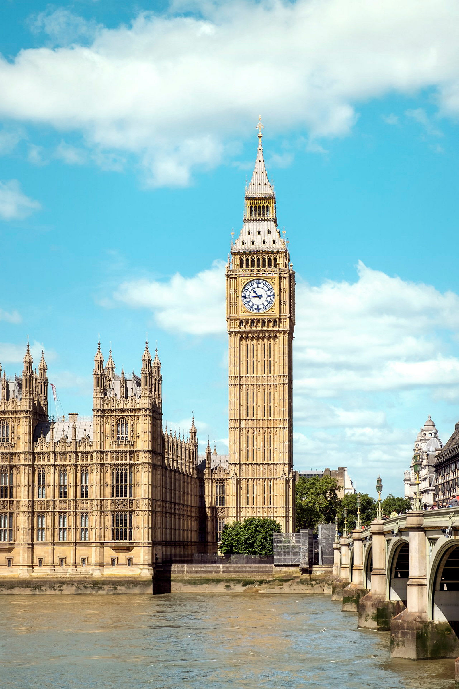 Big Ben og Westminster-paladset ved floden Thames i London. (AI-genereret tekst)