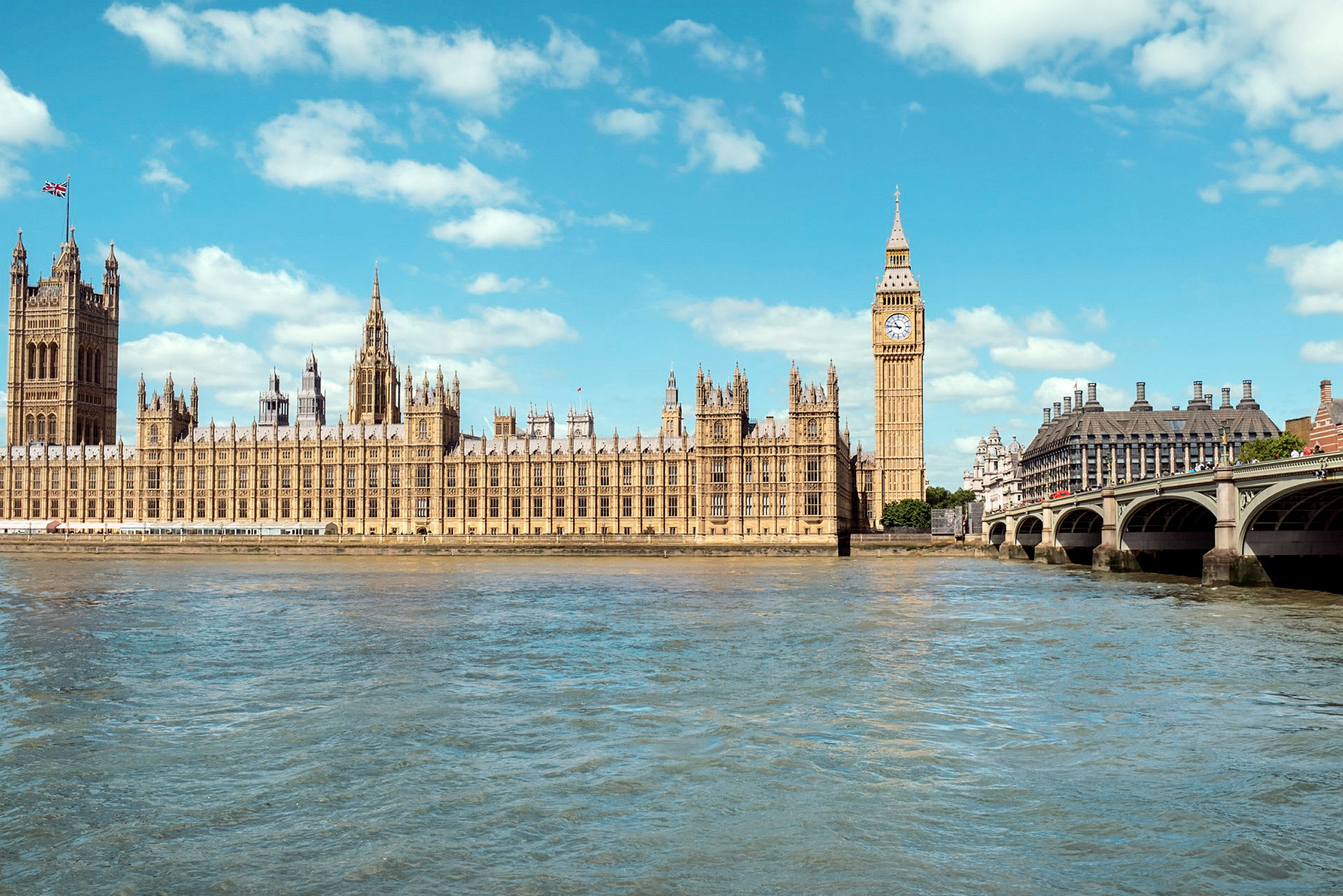 Billede af Big Ben og Houses of Parliament i London med floden Themsen i forgrunden. (AI-genereret tekst)