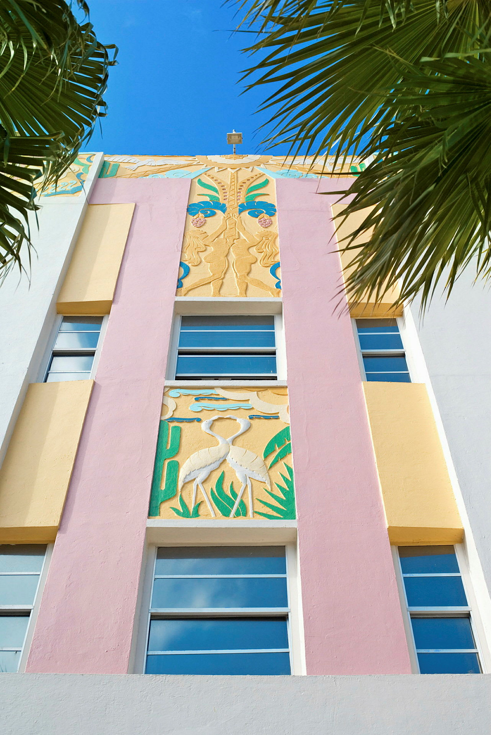 Art deco-arkitektur med geometriske og farverige mønstre. (AI-genereret tekst)
