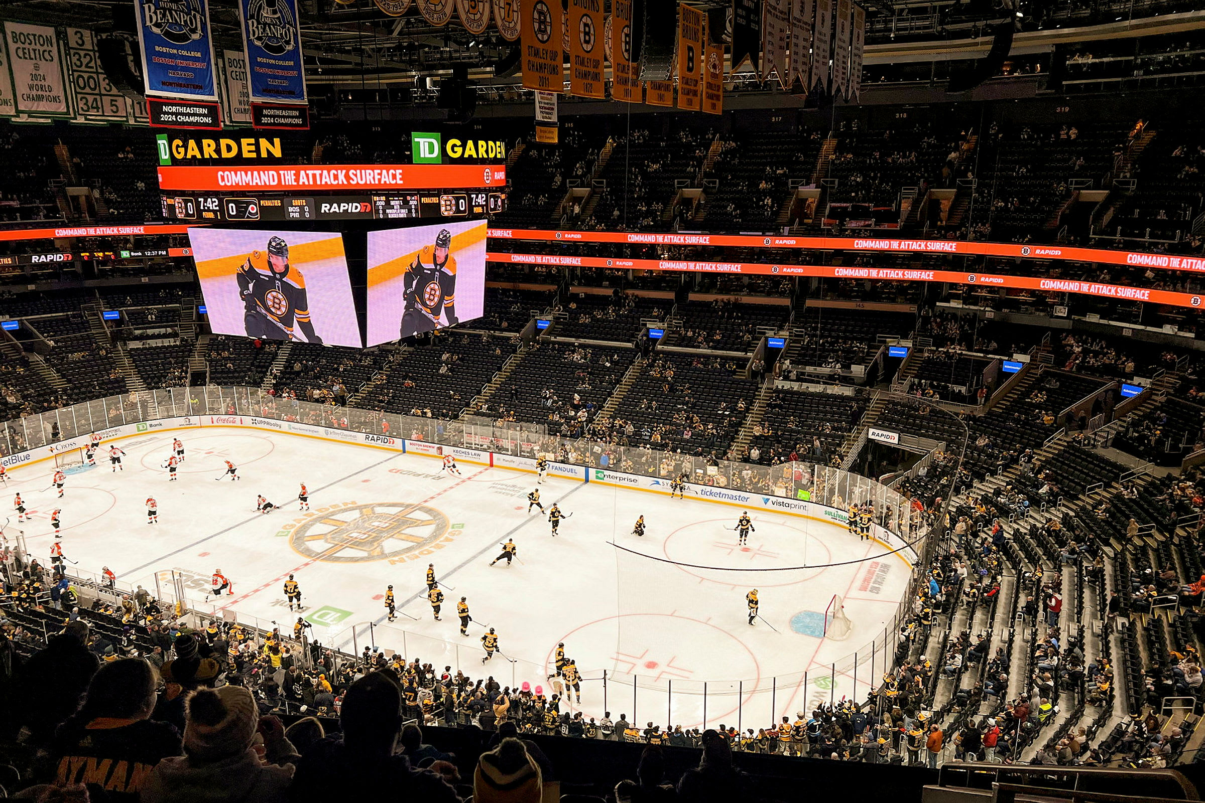 En ishockeykamp finder sted i en stor arena med mange tilskuere. (AI-genereret tekst)