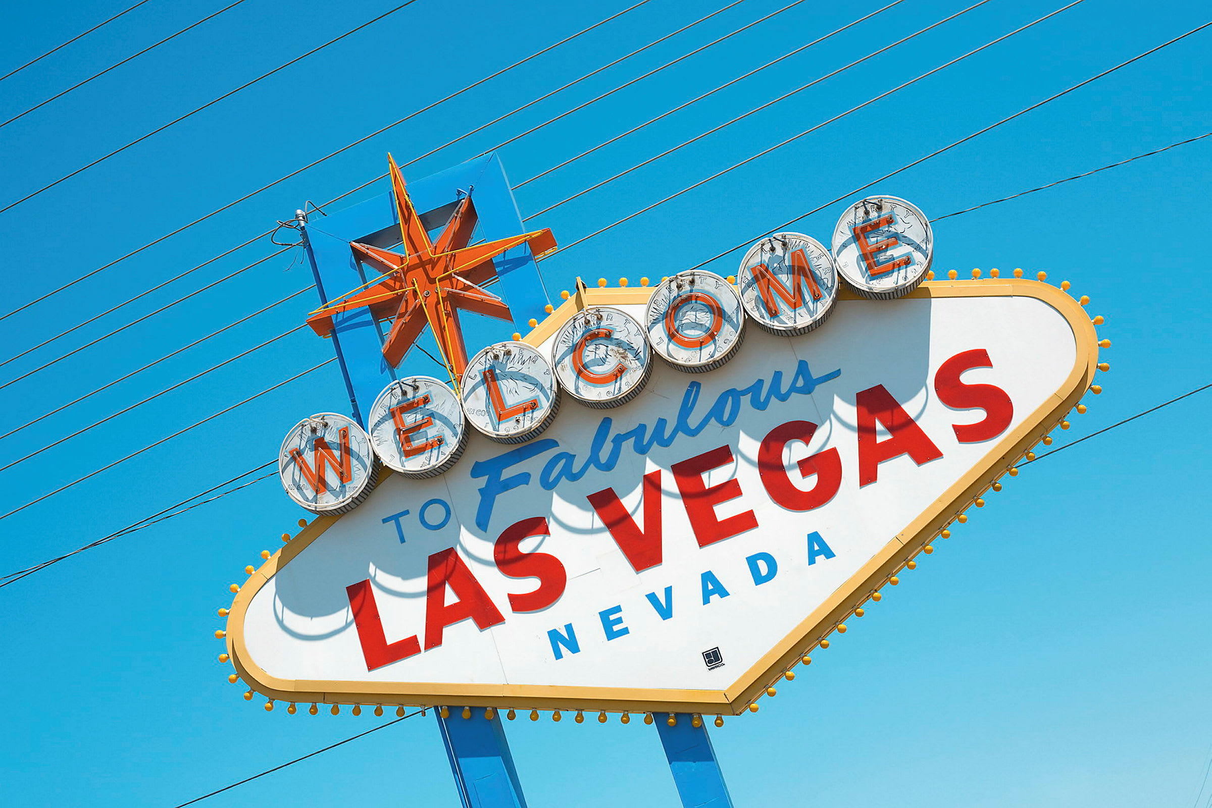 Et skilt med teksten "Welcome to Fabulous Las Vegas Nevada" mod en blå himmel. (AI-genereret tekst)